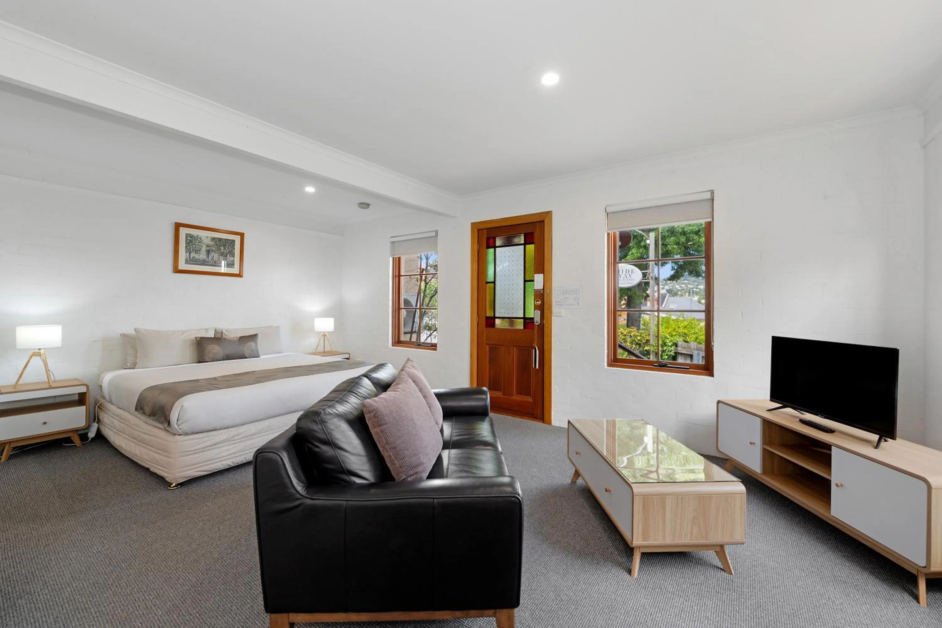 Photo of the whole room, Bed in Hideaway on George