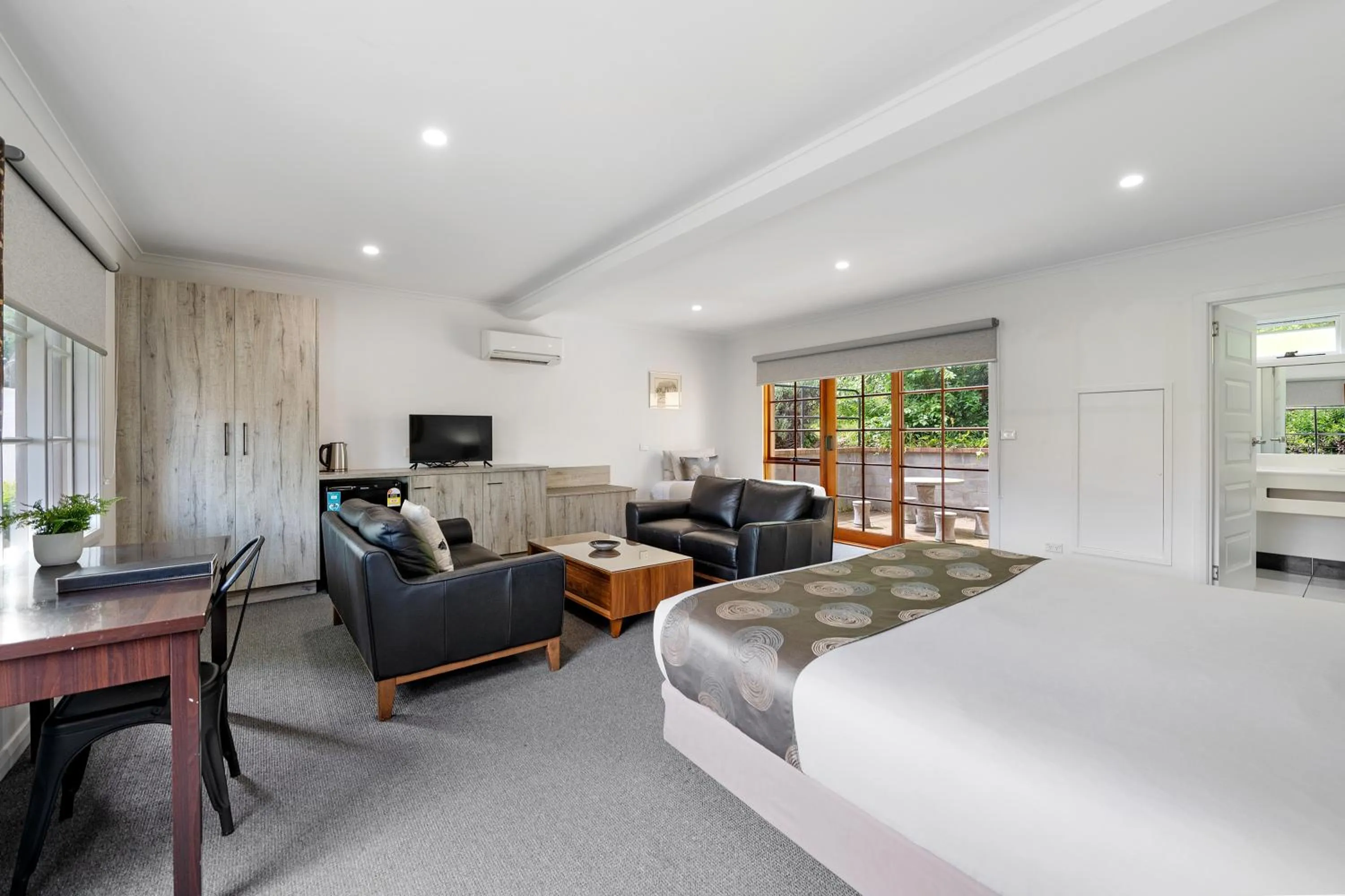 Photo of the whole room, Bed in Hideaway on George