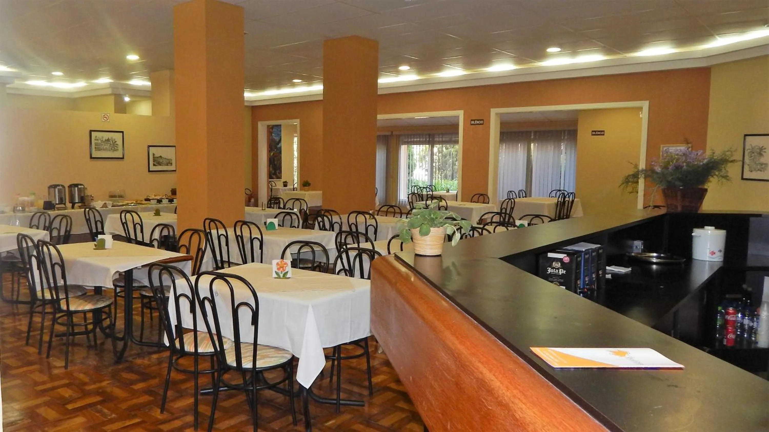 Restaurant/places to eat in Hotel Platanus