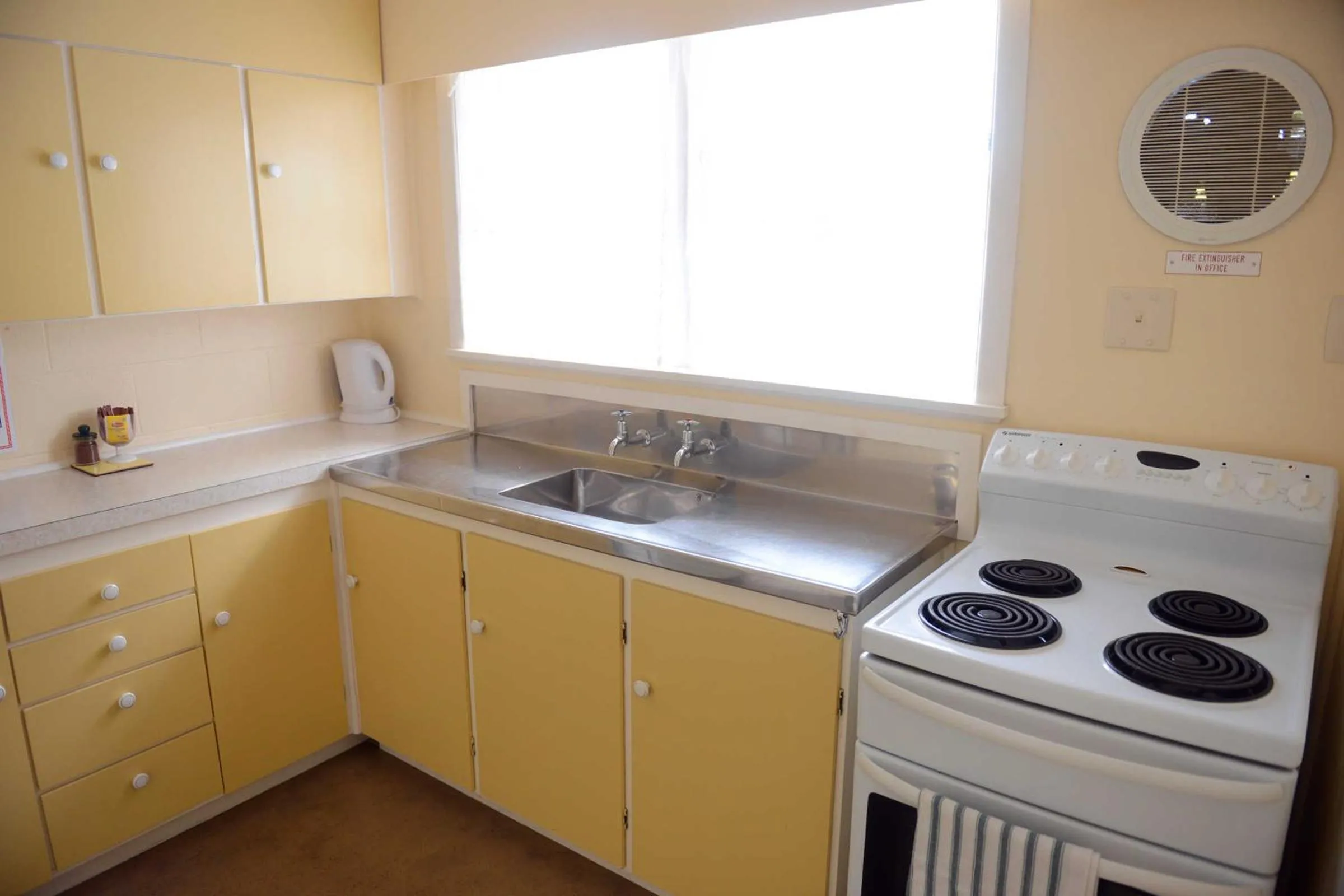 Kitchen or kitchenette in Classic Motel