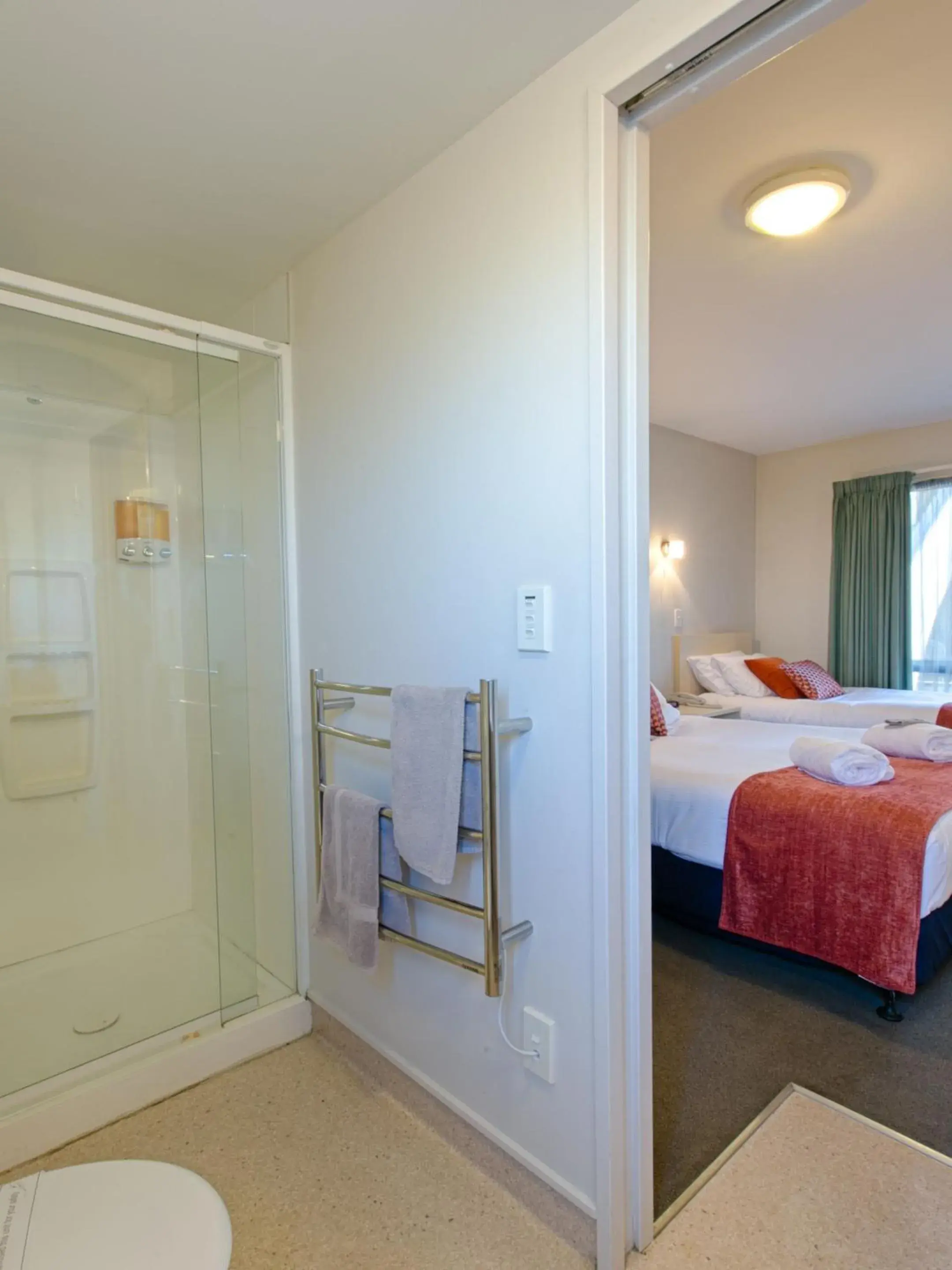 Bathroom, Bed in Bella Vista Motel Blenheim Bathroom, Bed in Bella Vista Motel Blenheim