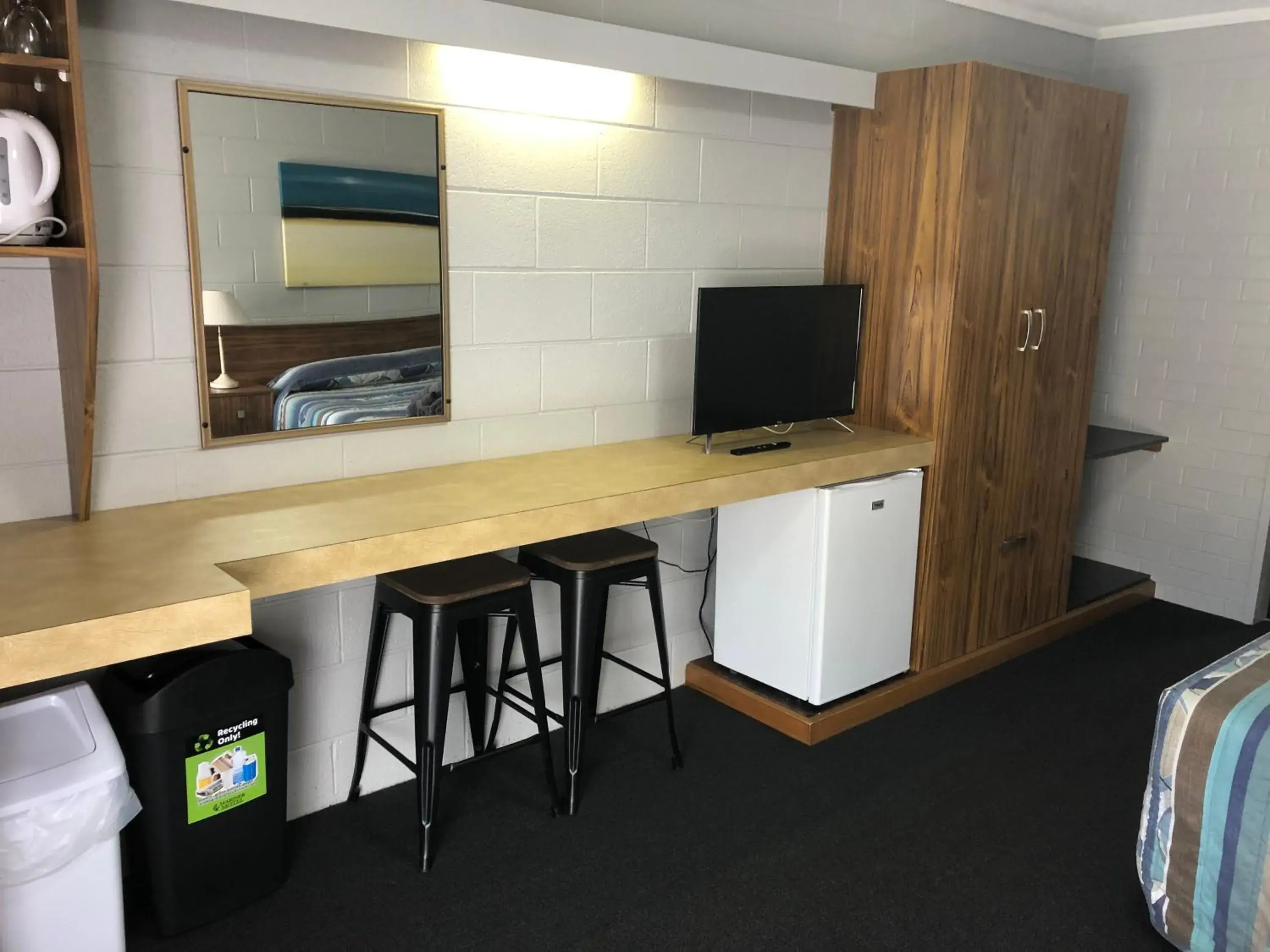 Standard Queen Room in Mariner Motel Standard Queen Room in Mariner Motel