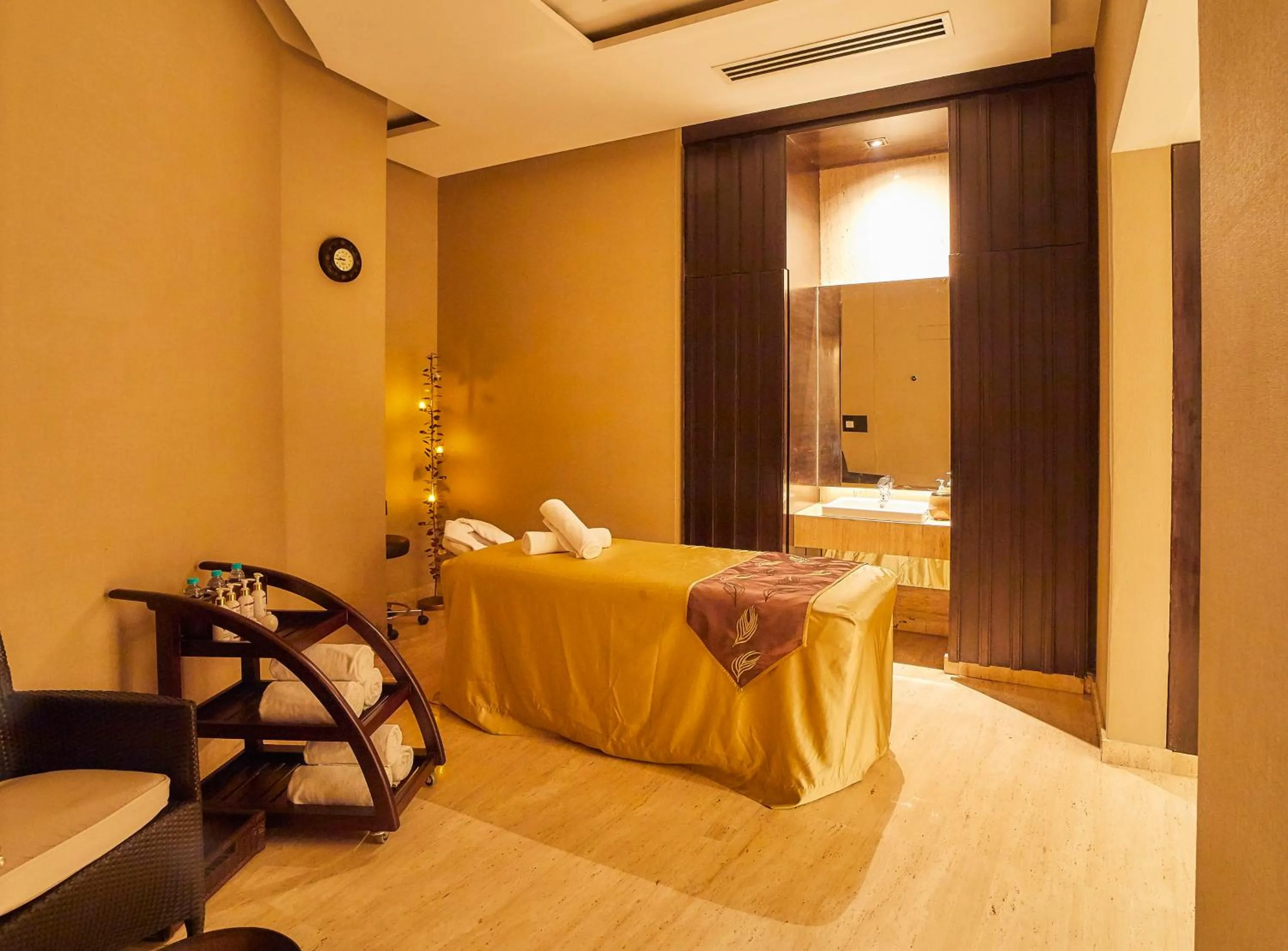 Spa and wellness centre/facilities, Bed in Crowne Plaza New Delhi Rohini by IHG
