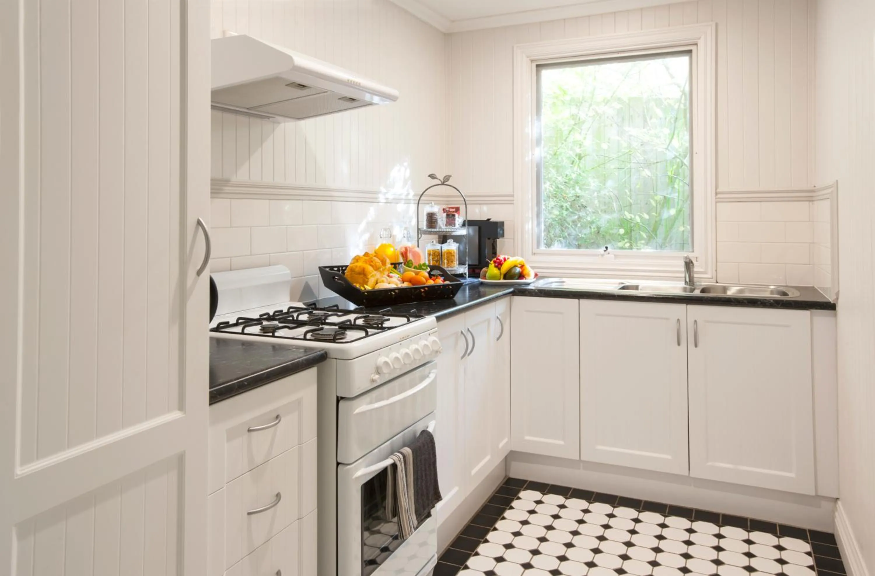 Kitchen or kitchenette in Clarendon Cottages
