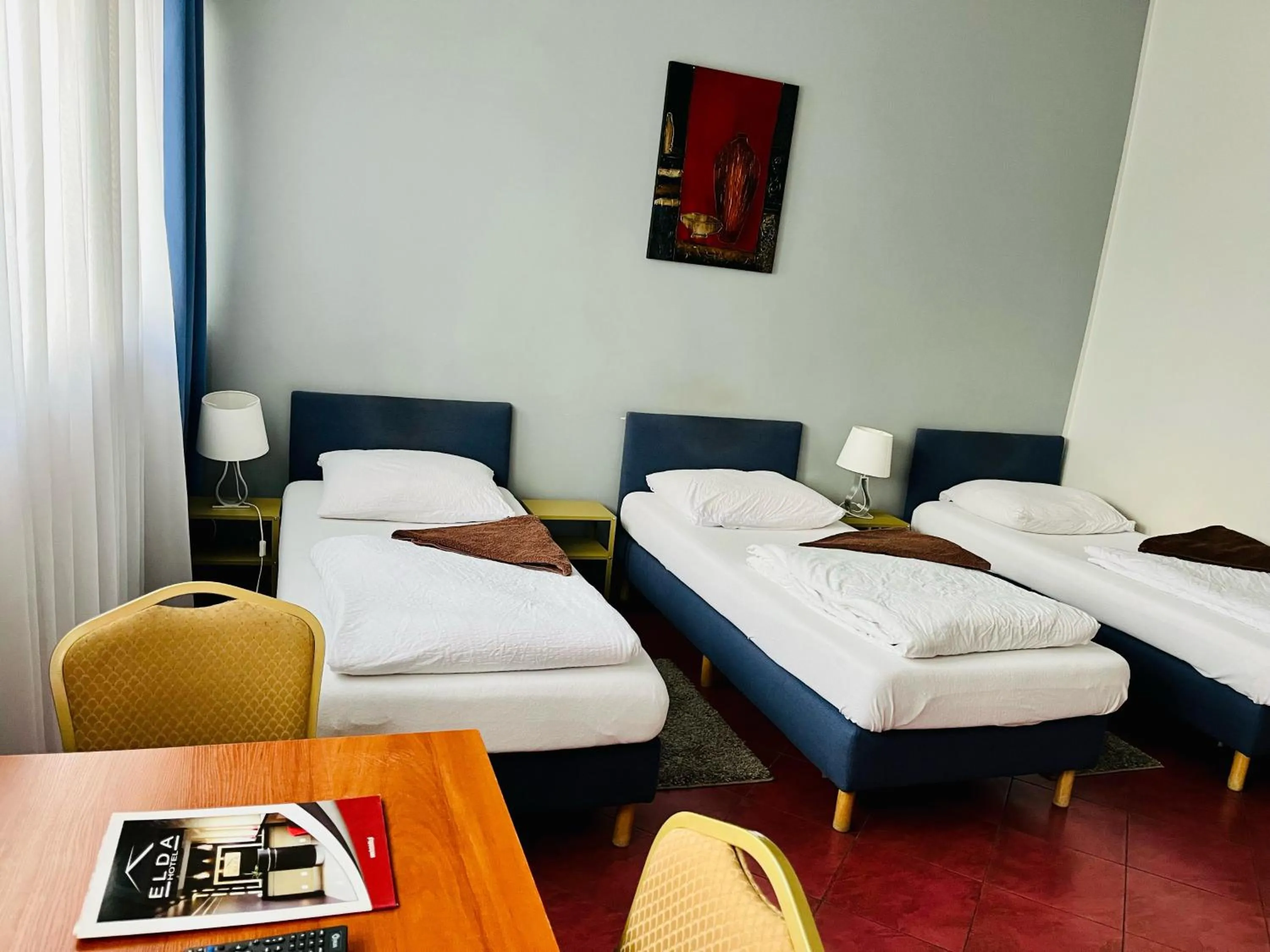 Bathroom, Bed in Hotel Elda