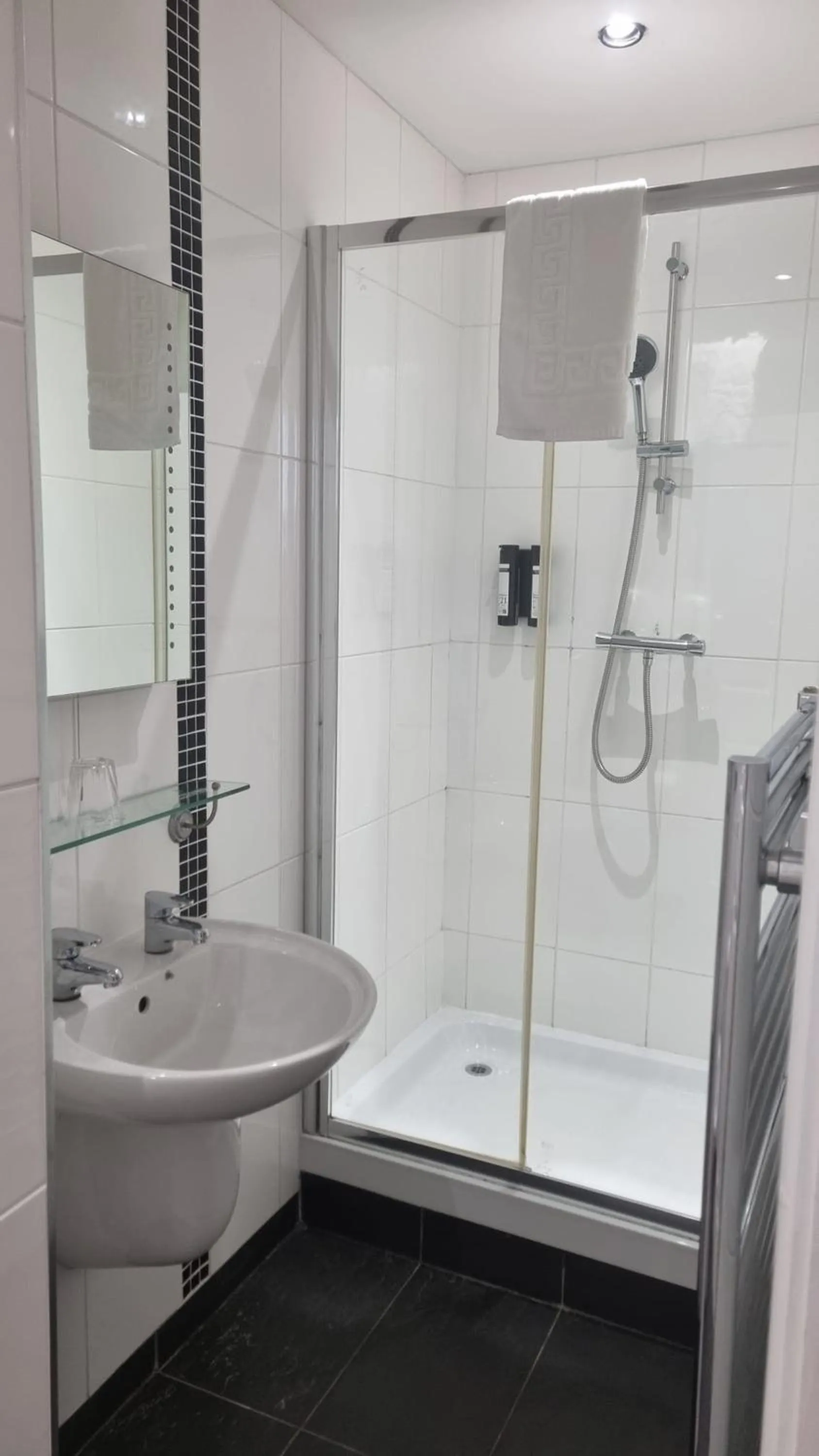 Bathroom in Castle Limes Hotel