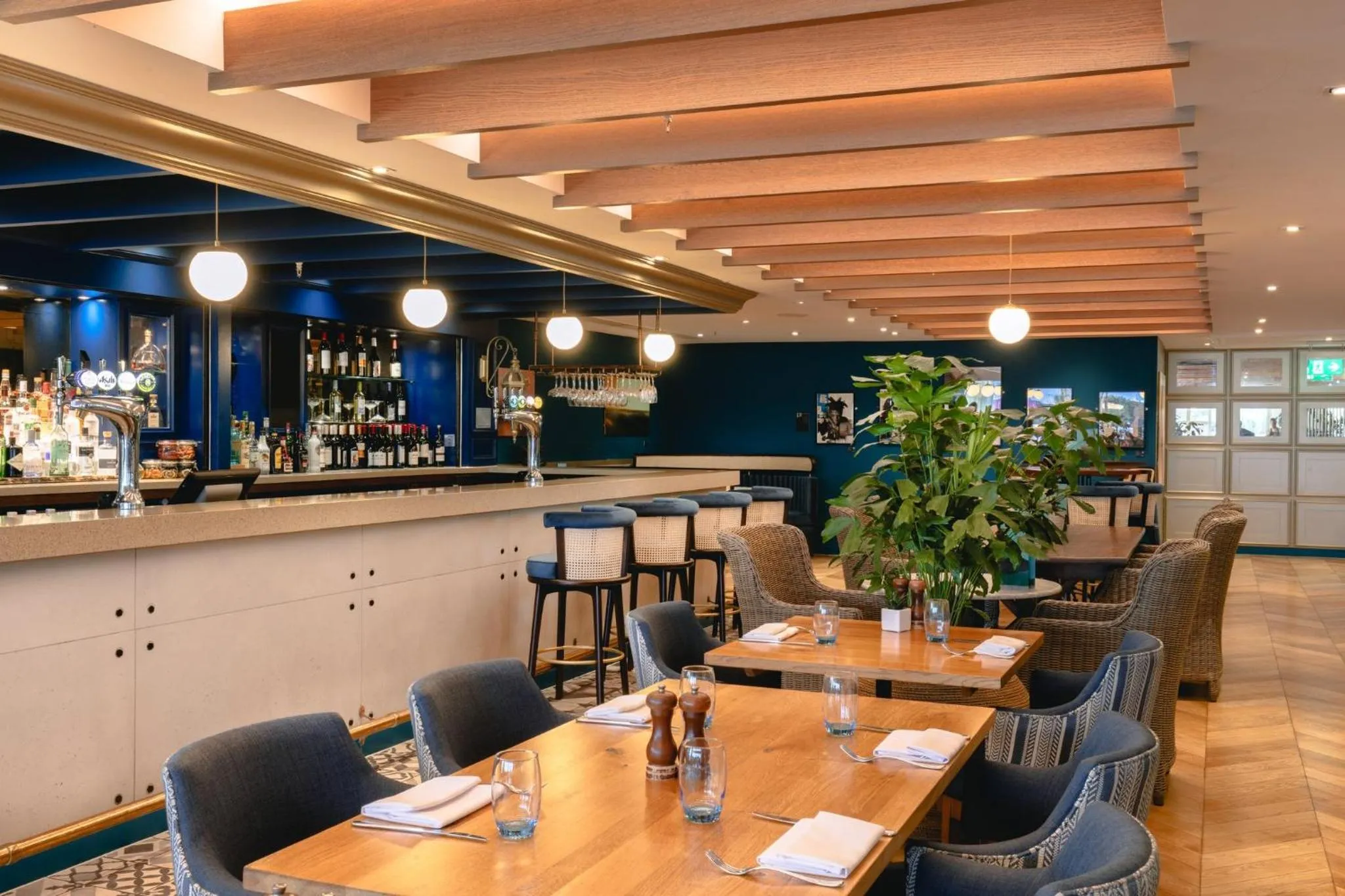 Lounge or bar in voco St. David's Cardiff by IHG