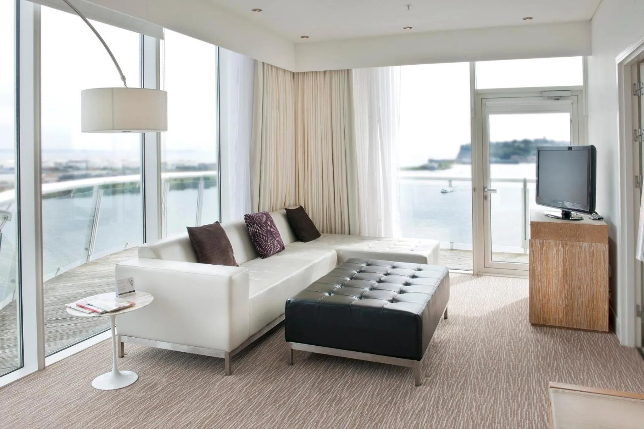 Photo of the whole room in voco St. David's Cardiff by IHG