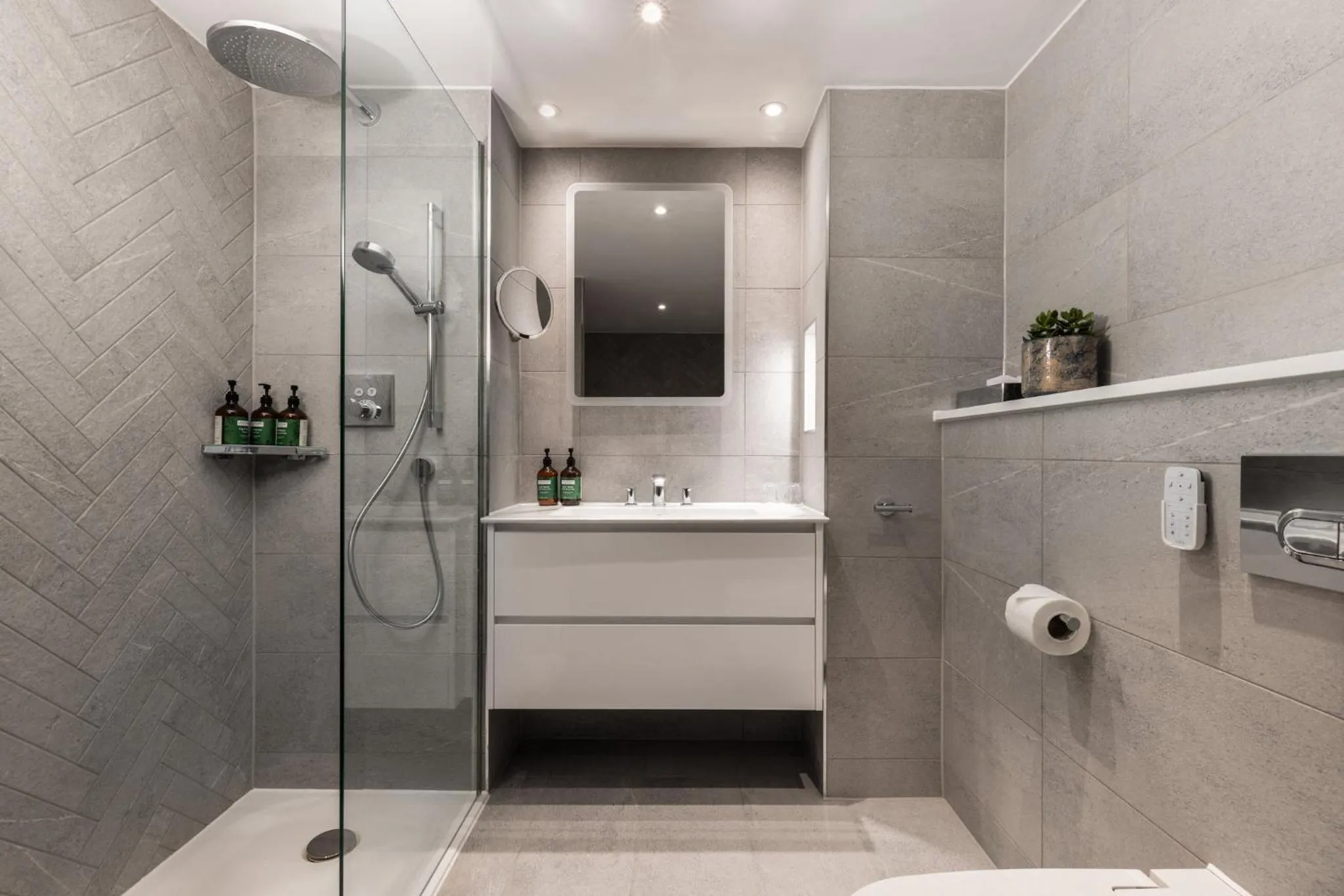 Photo of the whole room in voco St. David's Cardiff by IHG