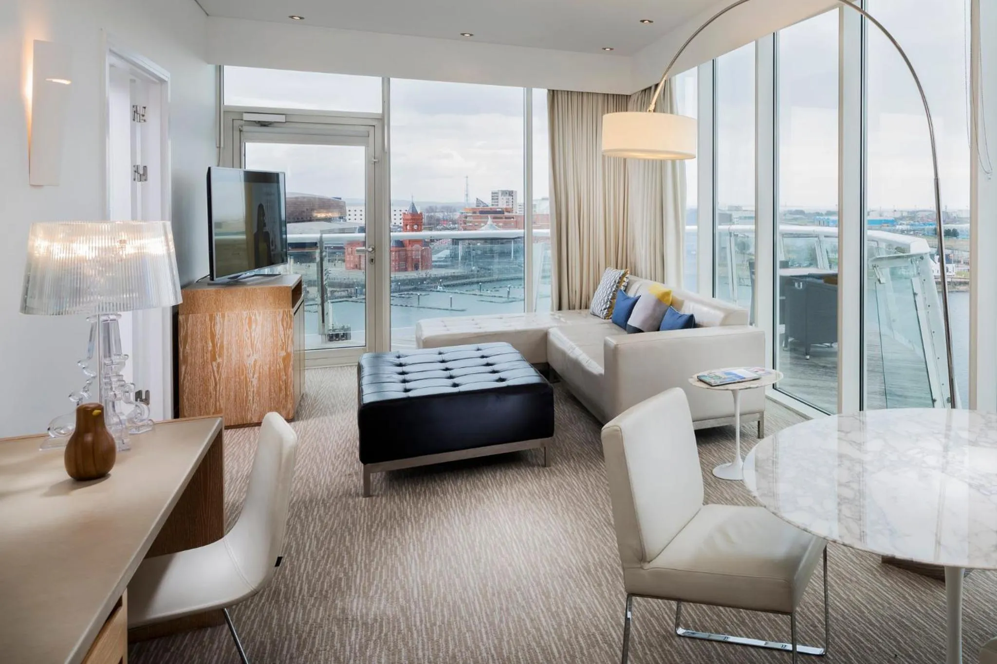 Photo of the whole room in voco St. David's Cardiff by IHG