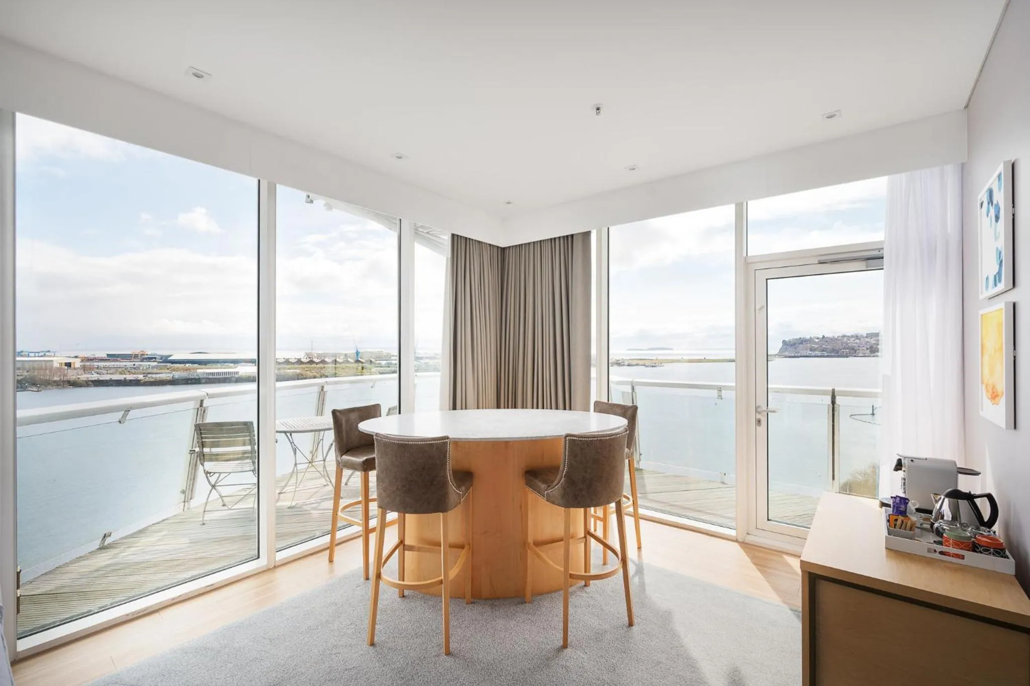 Photo of the whole room in voco St. David's Cardiff by IHG