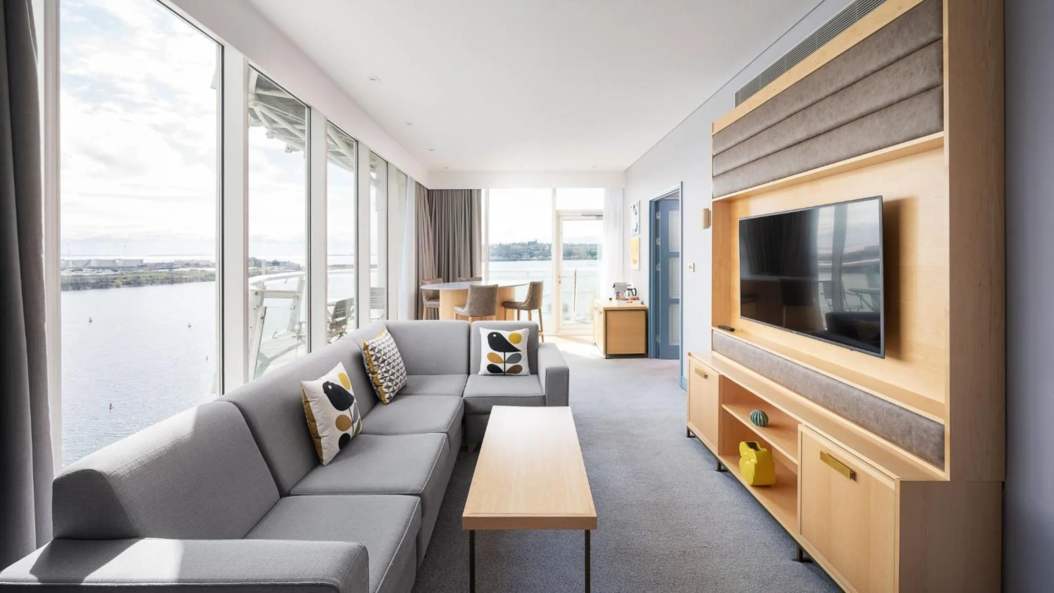 Photo of the whole room in voco St. David's Cardiff by IHG