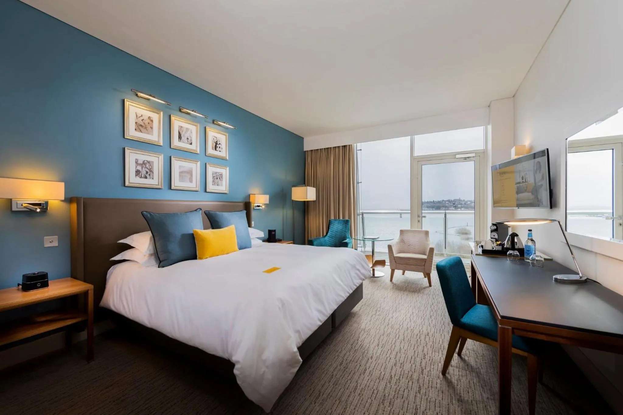 Photo of the whole room, Bed in voco St. David's Cardiff by IHG