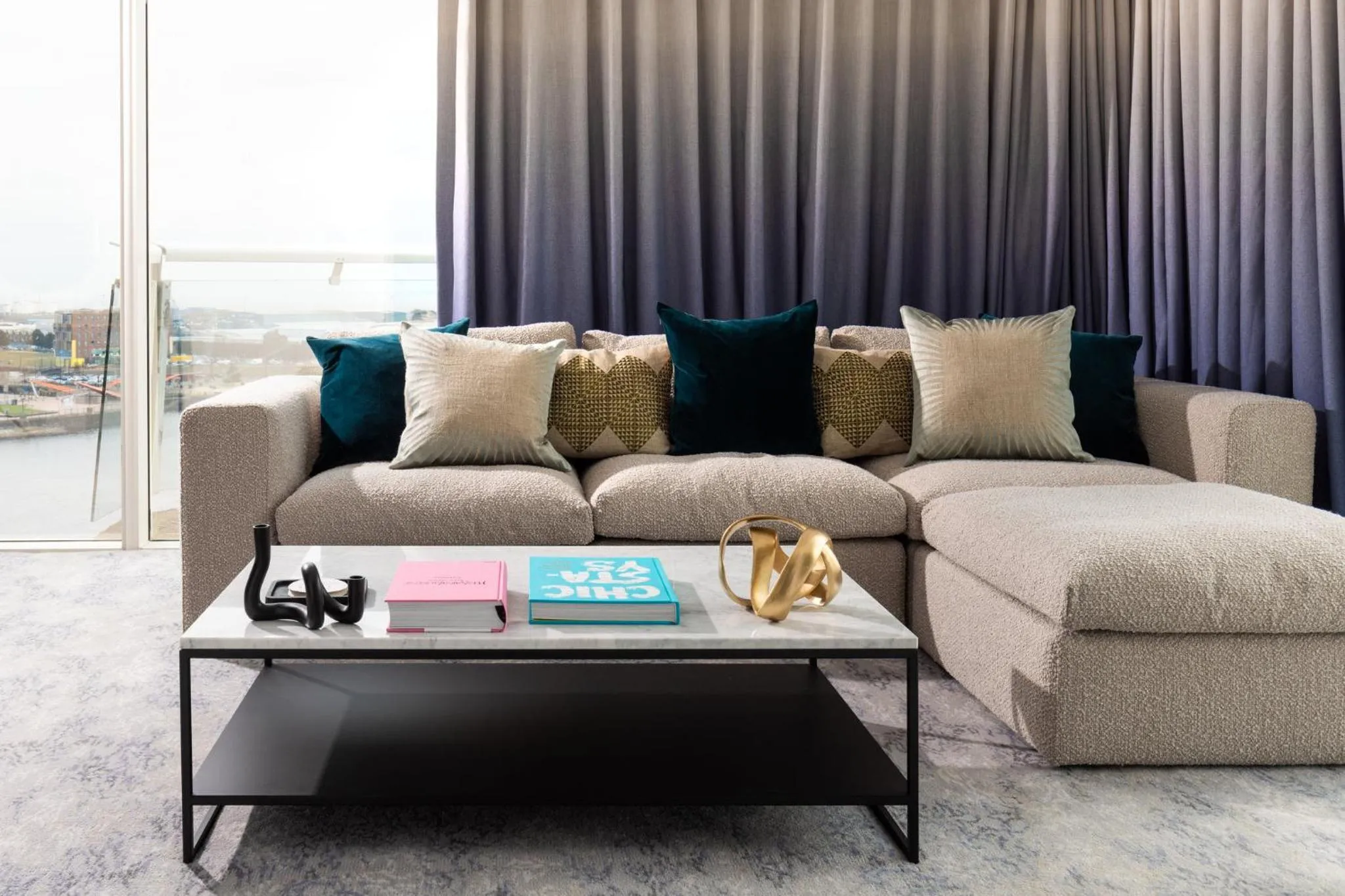 Photo of the whole room in voco St. David's Cardiff by IHG