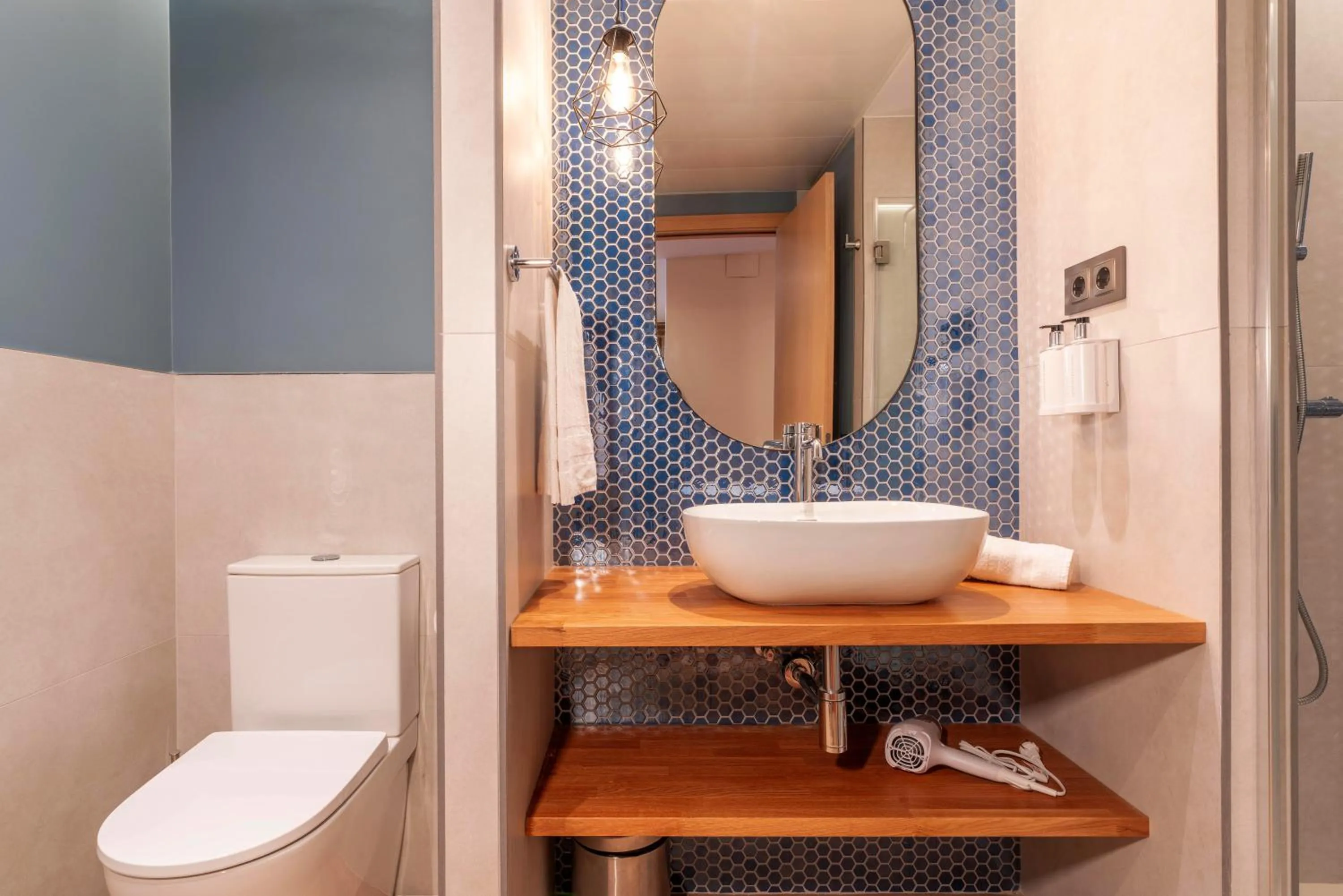 Shower in Serennia Cest Apartamentos Arc de Triomf