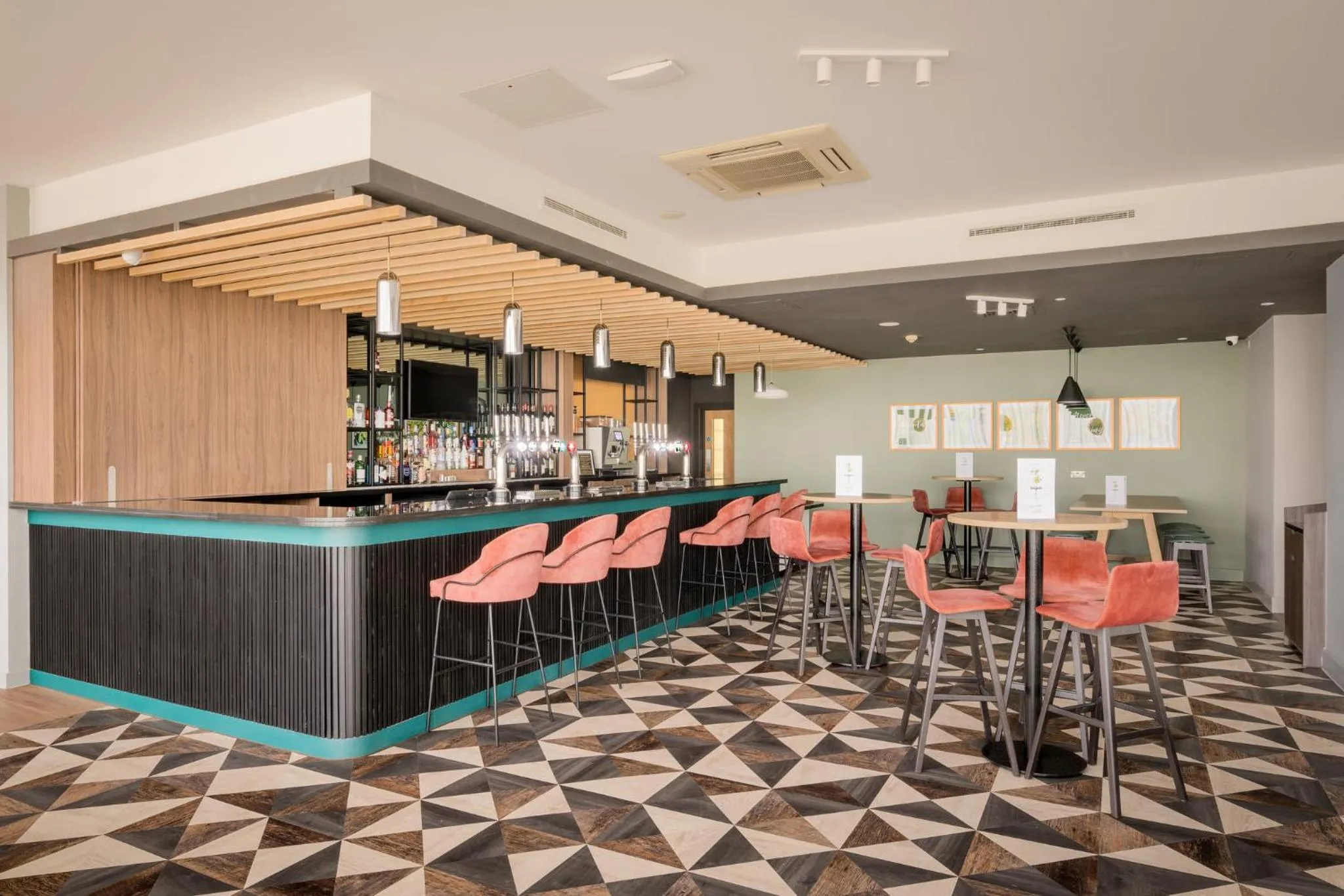 Lounge or bar in Holiday Inn Norwich City by IHG