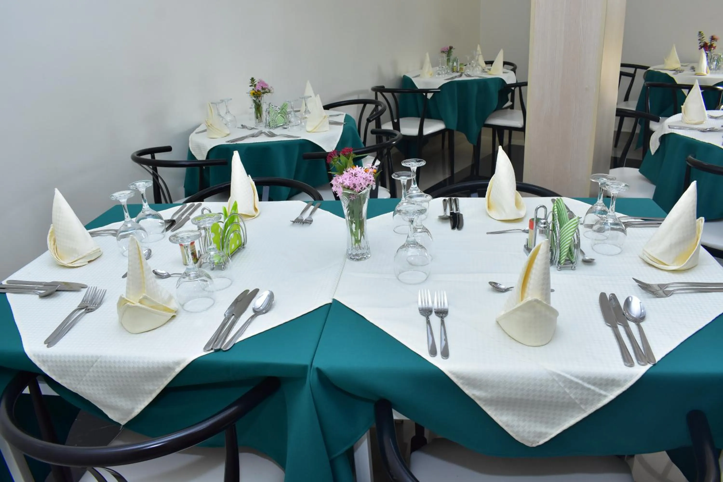 Restaurant/places to eat in Lebanon Hotel