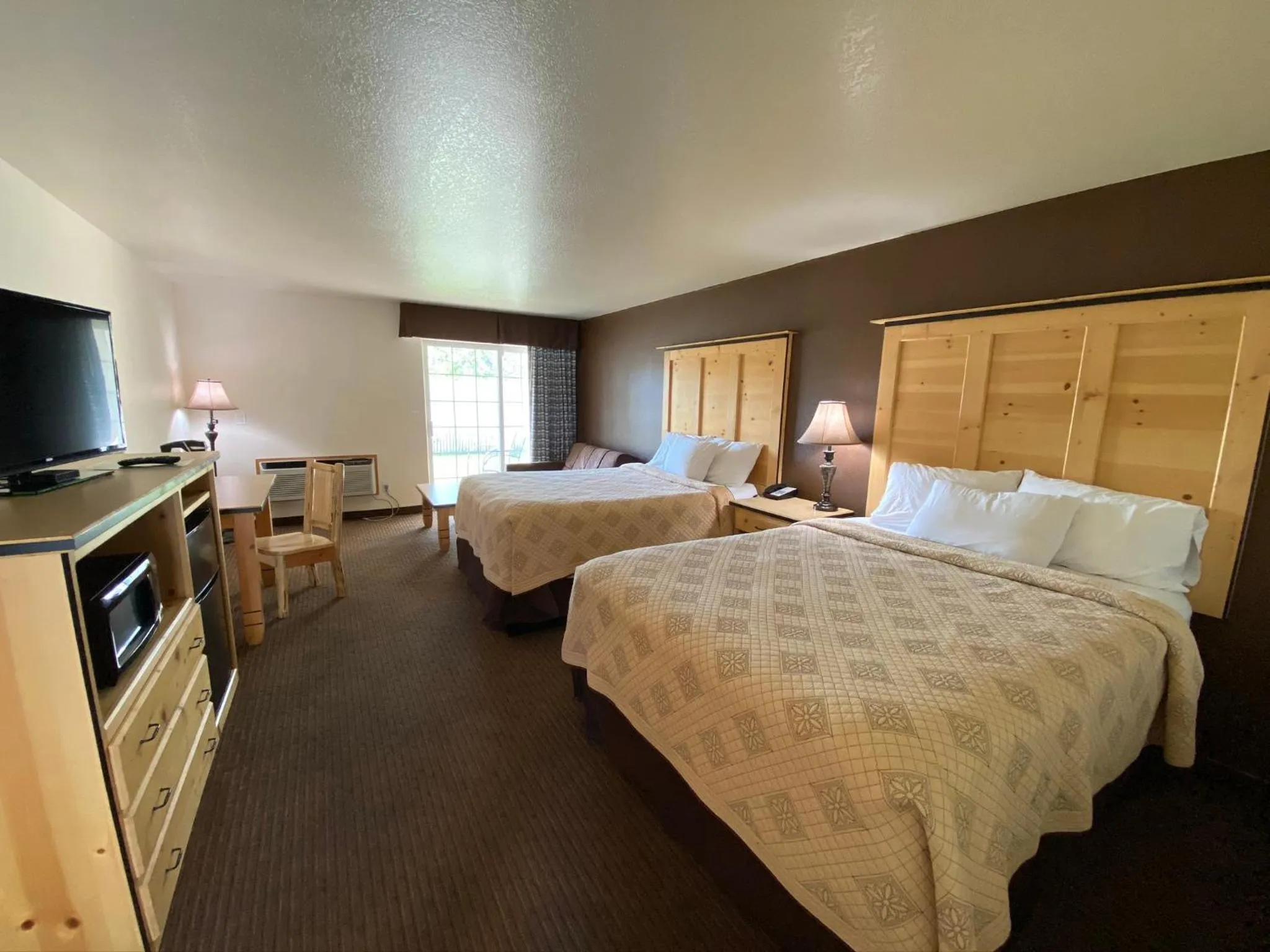 Bed in Sisters Inn & Suites