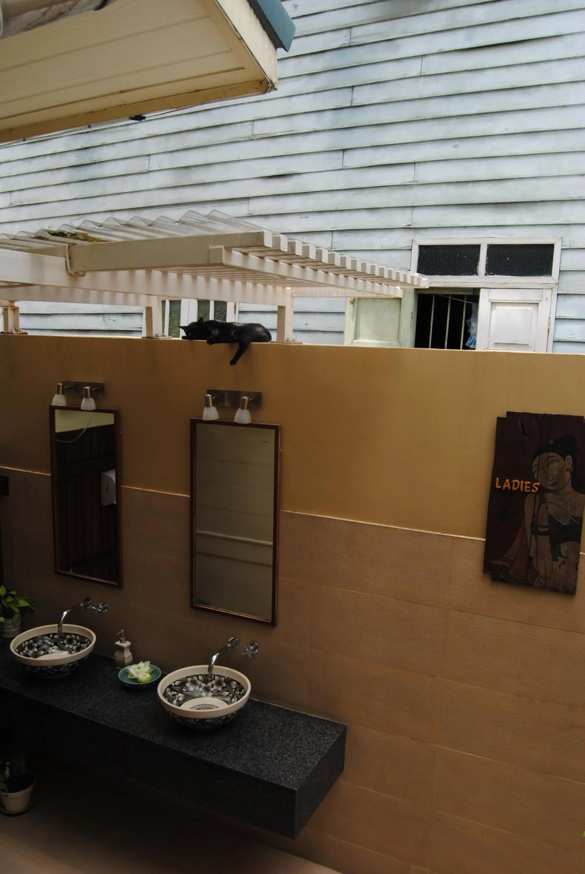 Public Bath in Baan Dinso