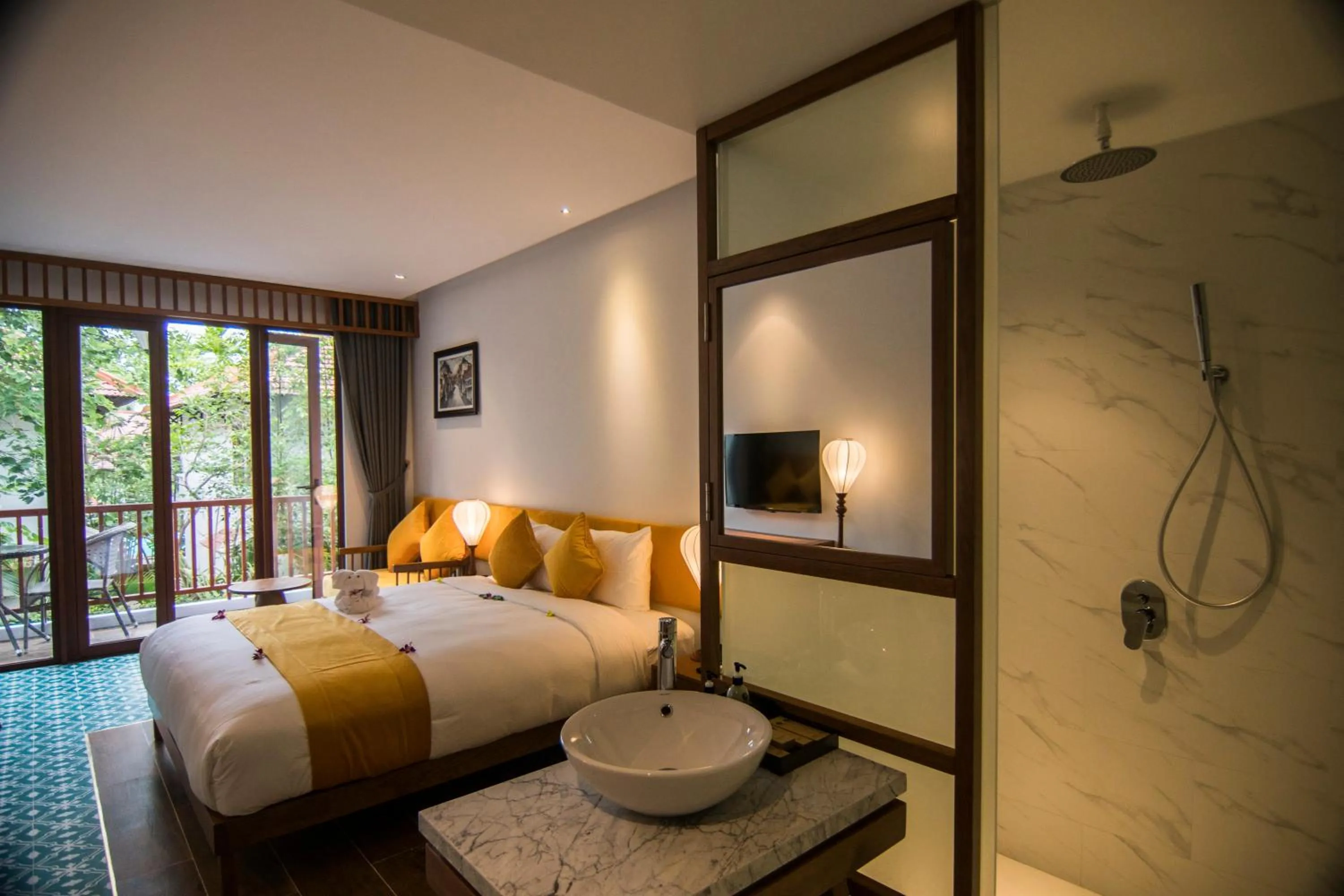 Bathroom, Bed in Vinh Hung Old Town Hotel