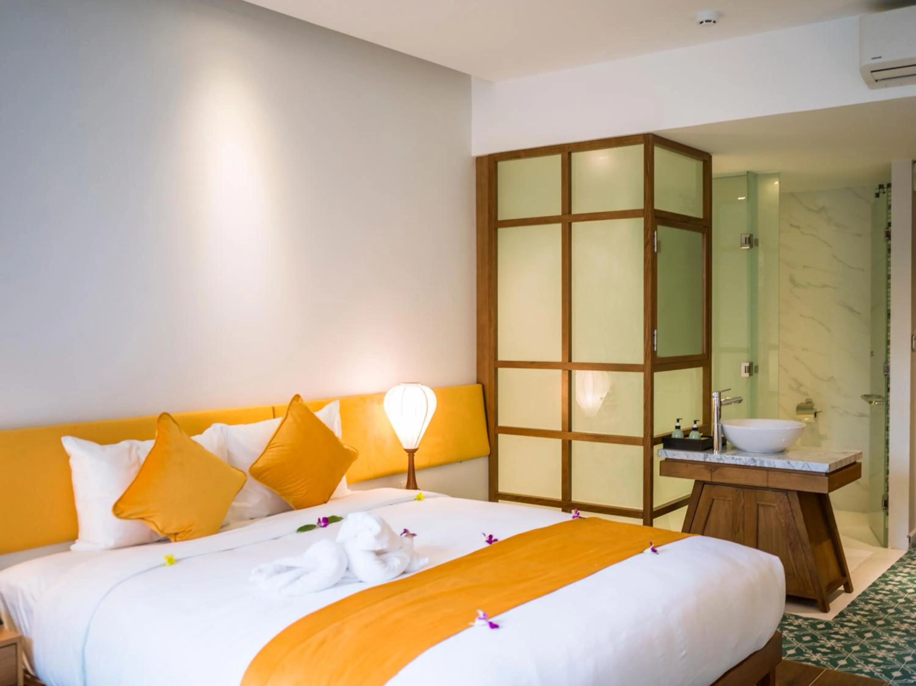 Bedroom, Bed in Vinh Hung Old Town Hotel