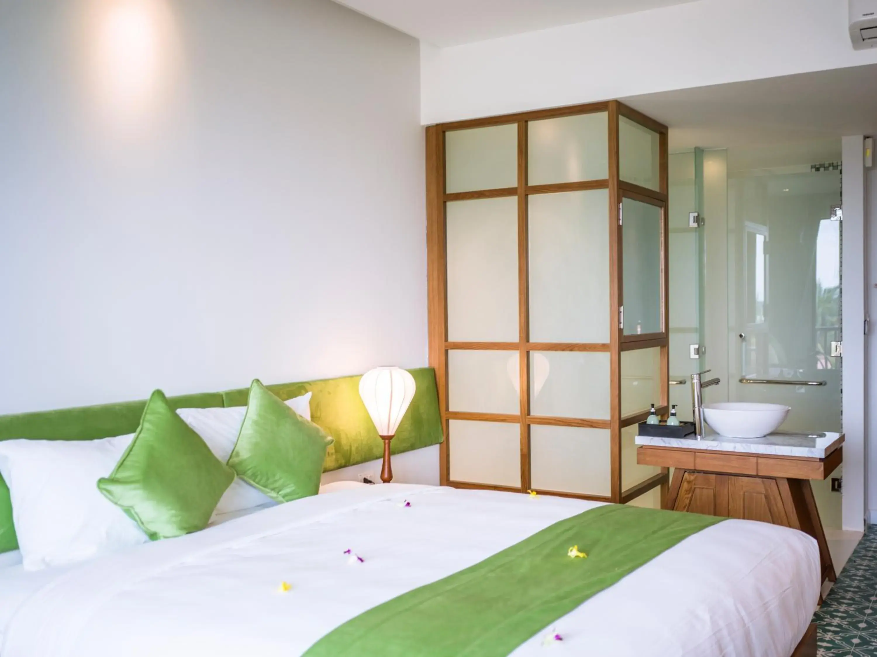 Superior Double or Twin Room in Vinh Hung Old Town Hotel Superior Double or Twin Room in Vinh Hung Old Town Hotel