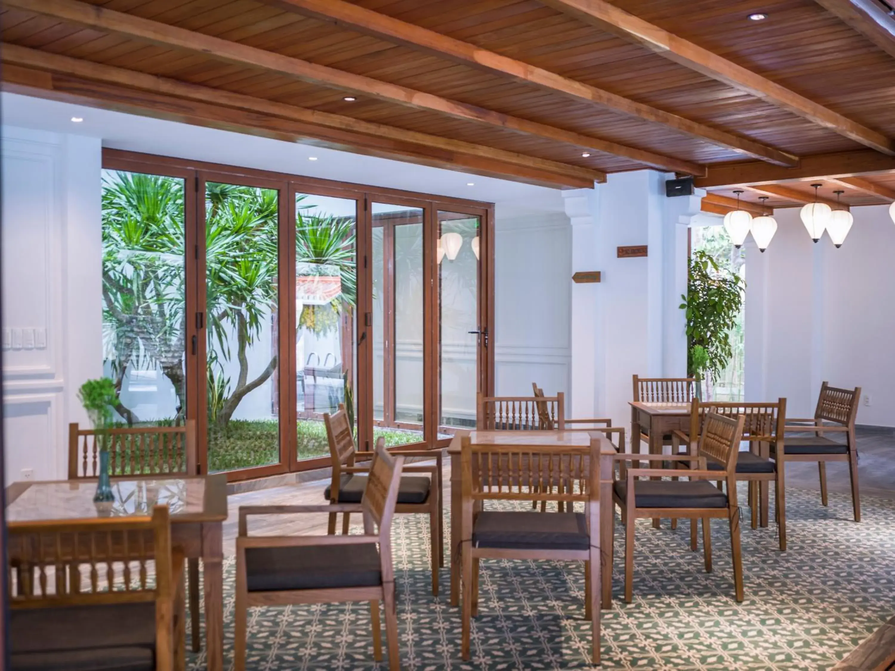 Restaurant/places to eat in Vinh Hung Old Town Hotel Restaurant/places to eat in Vinh Hung Old Town Hotel