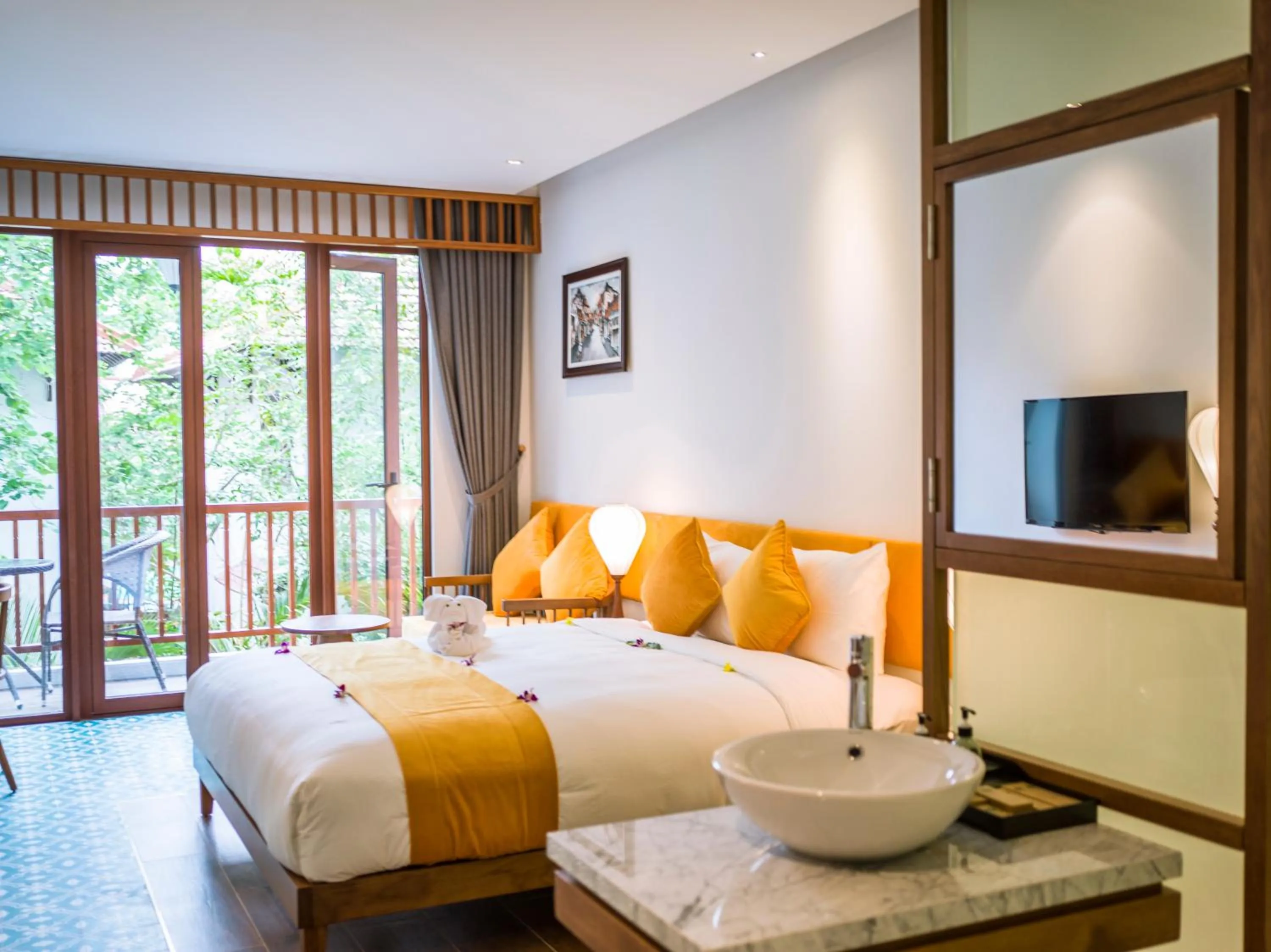 Pool view, Bed in Vinh Hung Old Town Hotel