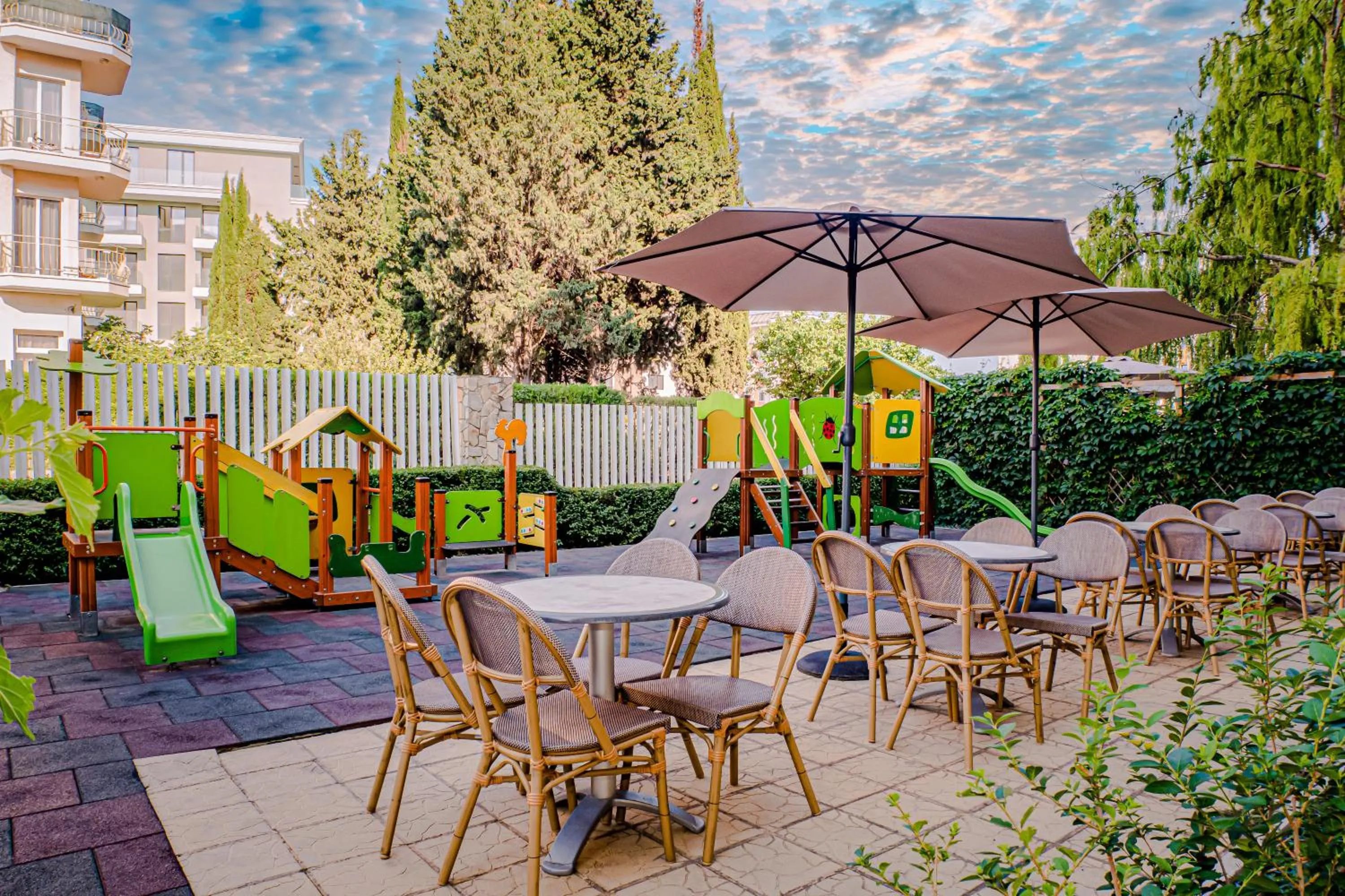 Restaurant/places to eat in Villa Aurora