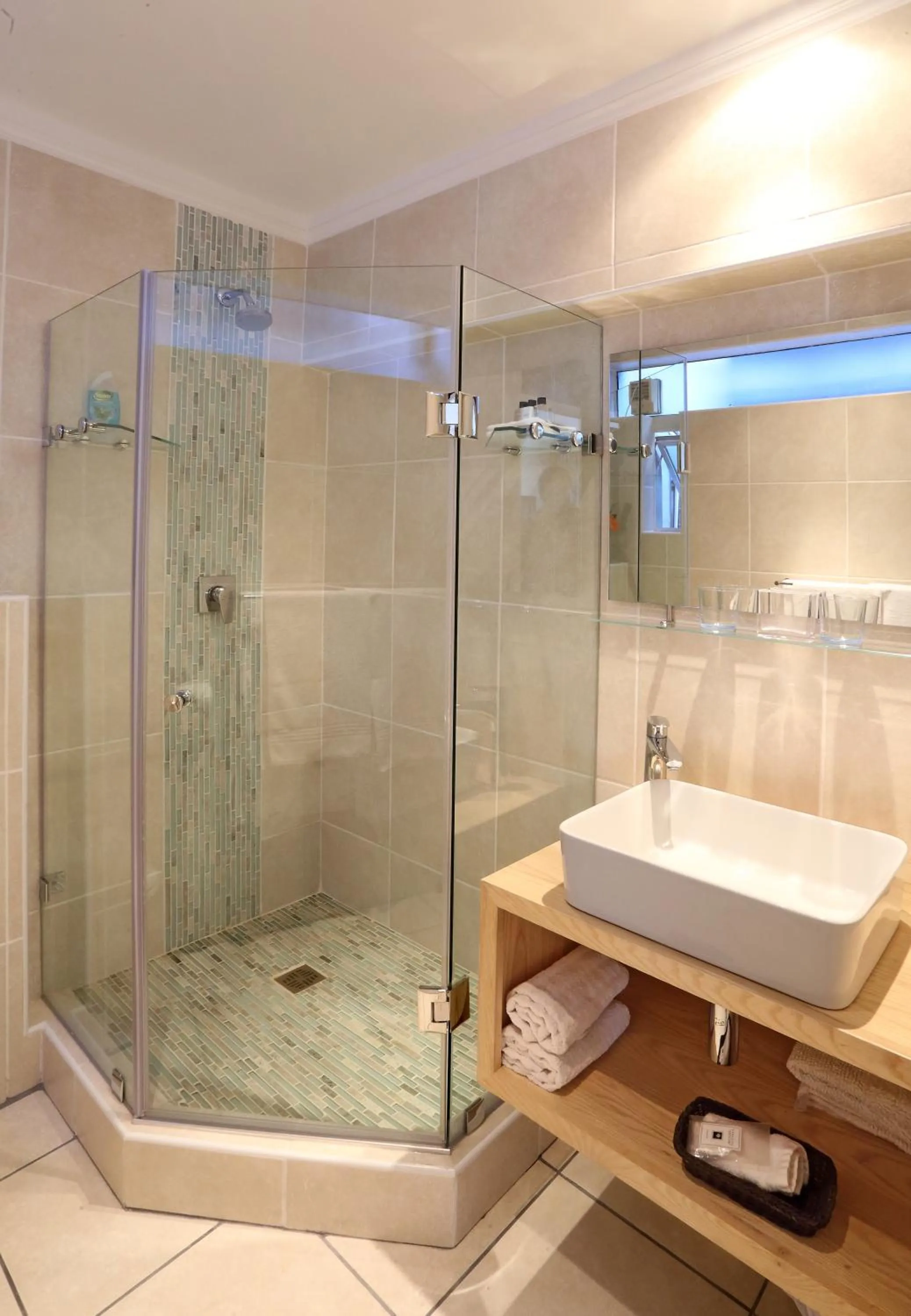 Shower in Serendipity Country House & Restaurant