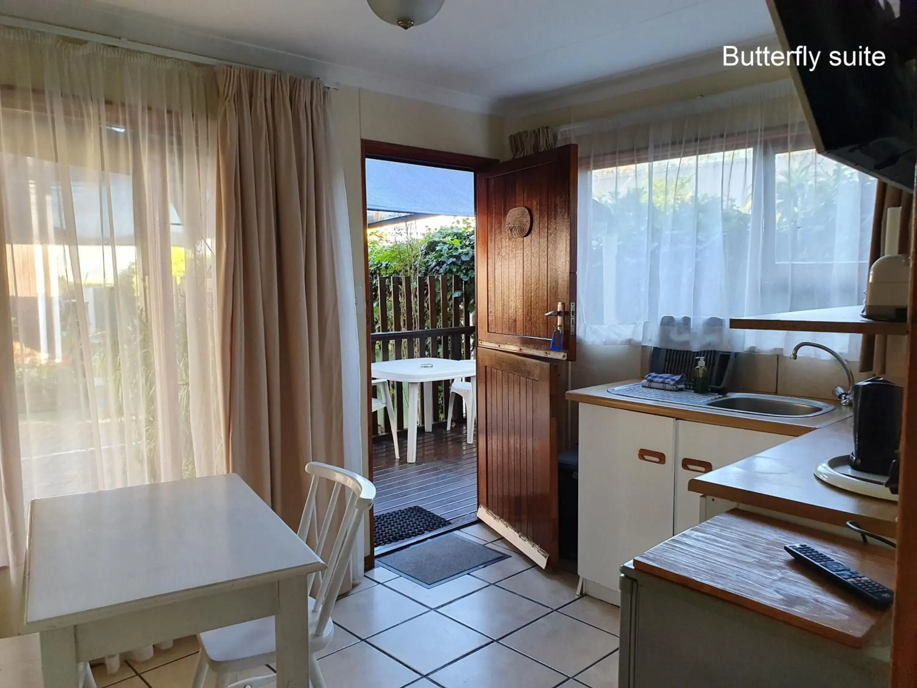 Dining area in Lakeside Accommodation Dining area in Lakeside Accommodation