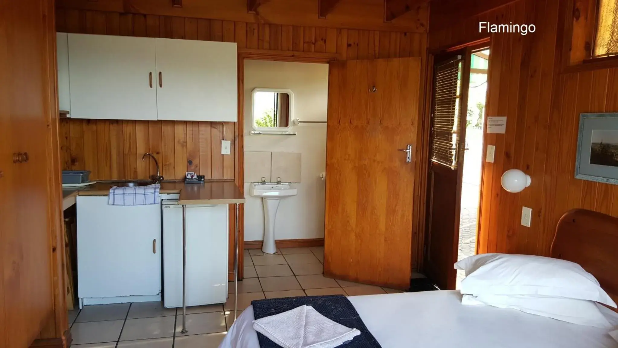 Kitchen or kitchenette, Bed in Lakeside Accommodation Kitchen or kitchenette, Bed in Lakeside Accommodation