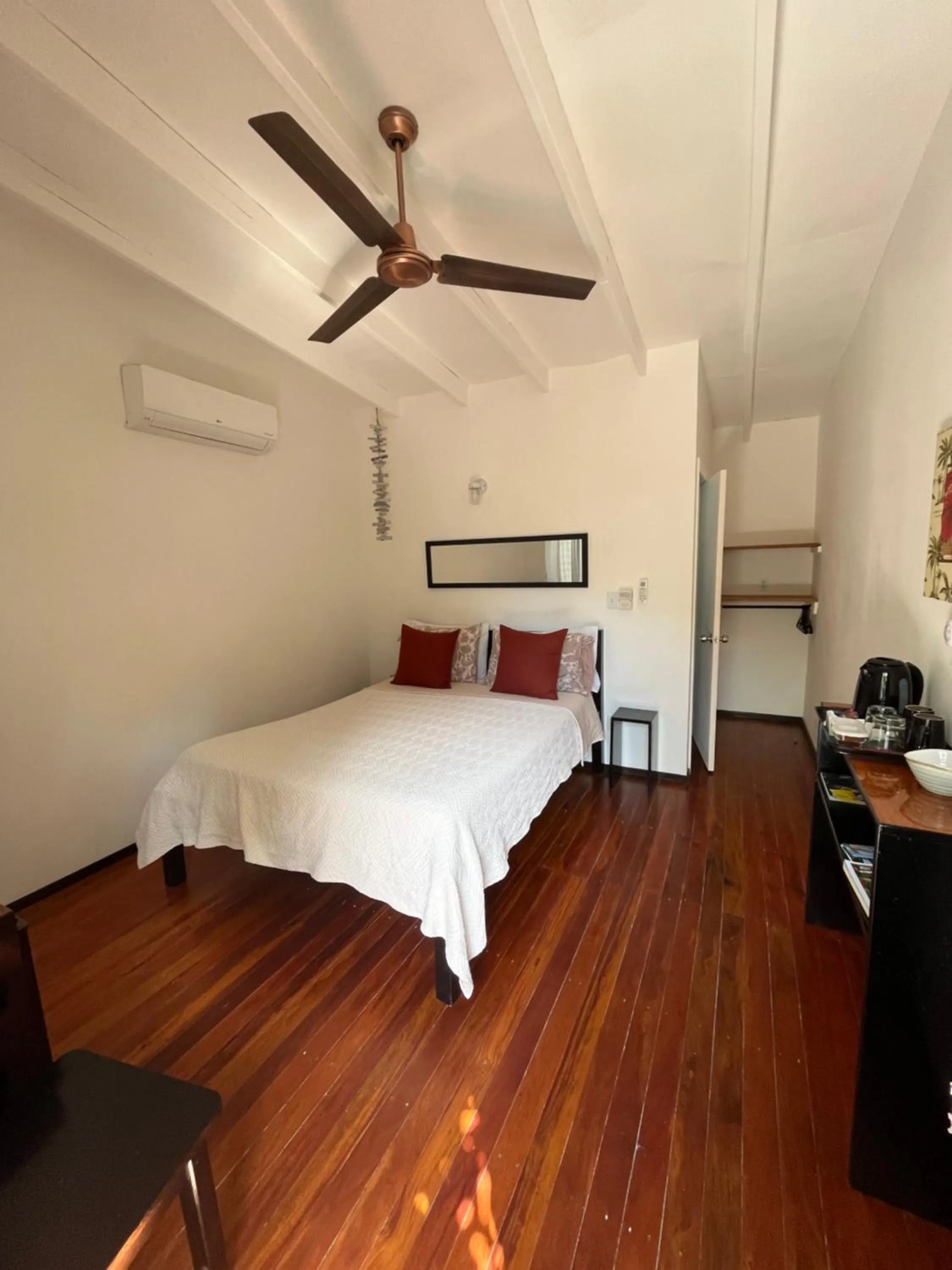 Photo of the whole room, Bed in DreamCabanas