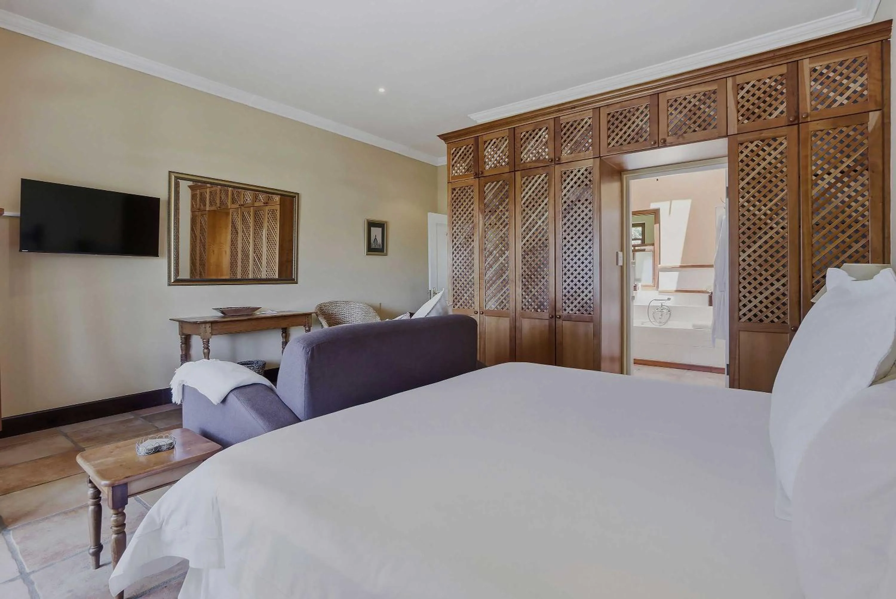Bedroom, Bed in High Timbers Lodge