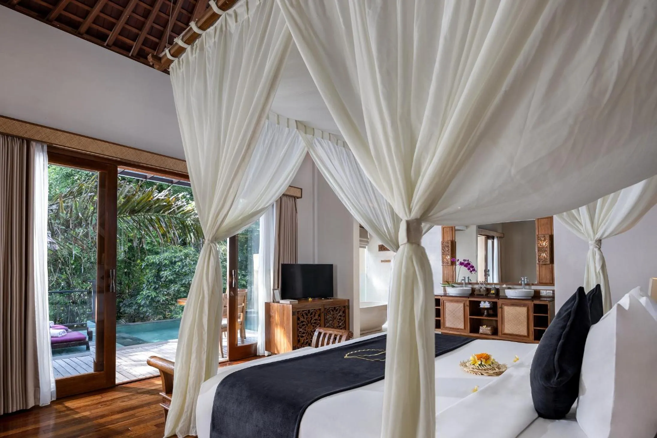 TV and multimedia, Bed in The Sankara Suites and Villas