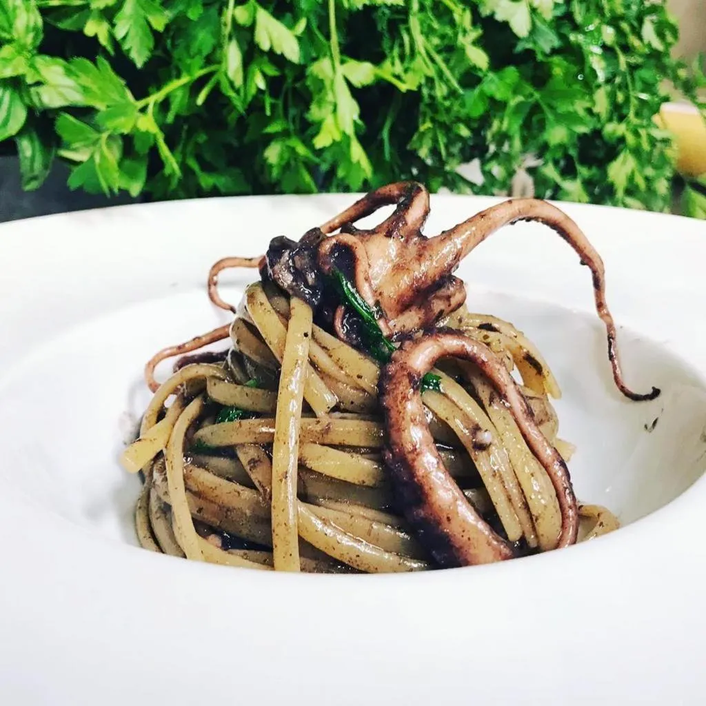 Restaurant/places to eat in Hotel Alex