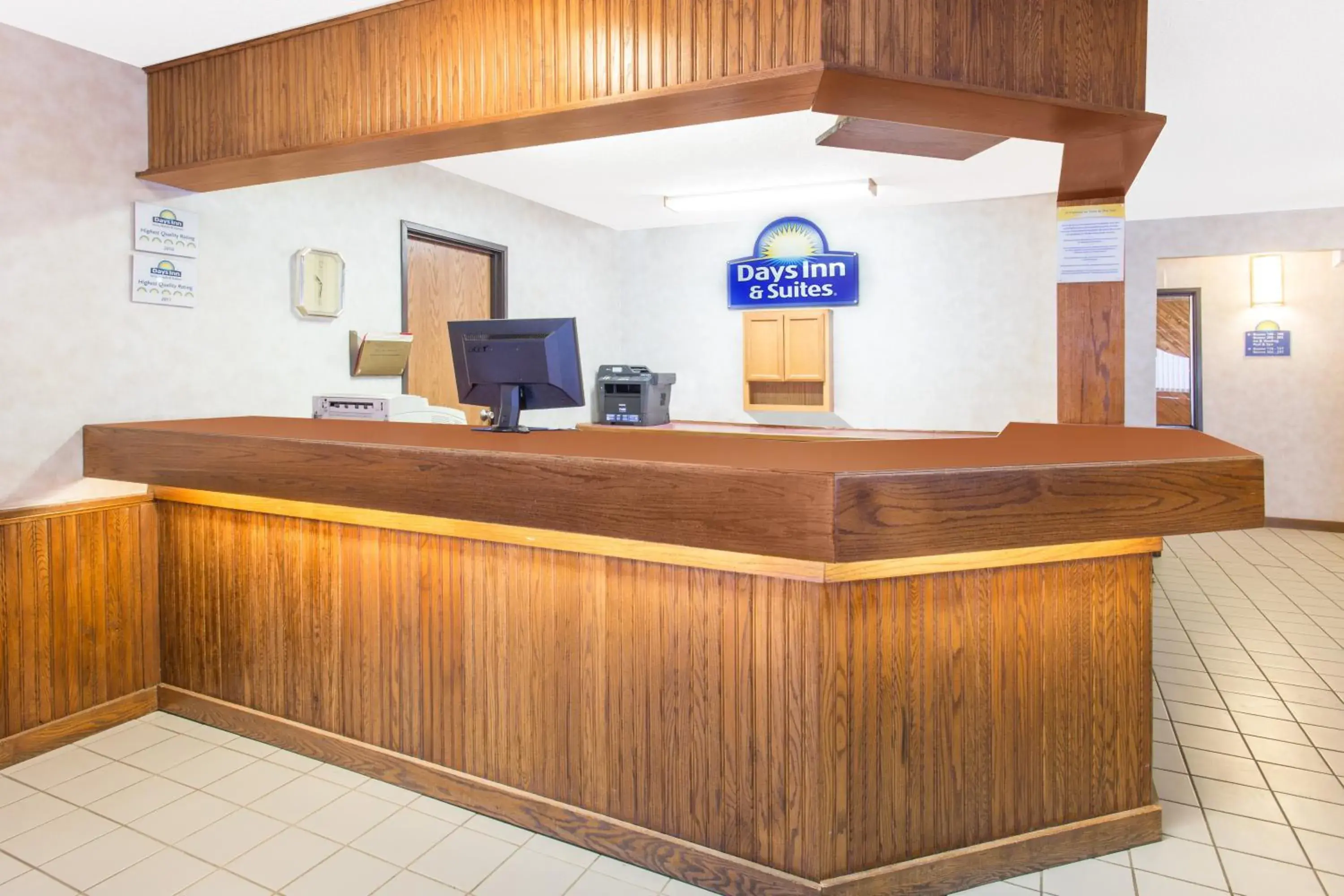 Lobby or reception in Days Inn & Suites by Wyndham Davenport East Lobby or reception in Days Inn & Suites by Wyndham Davenport East