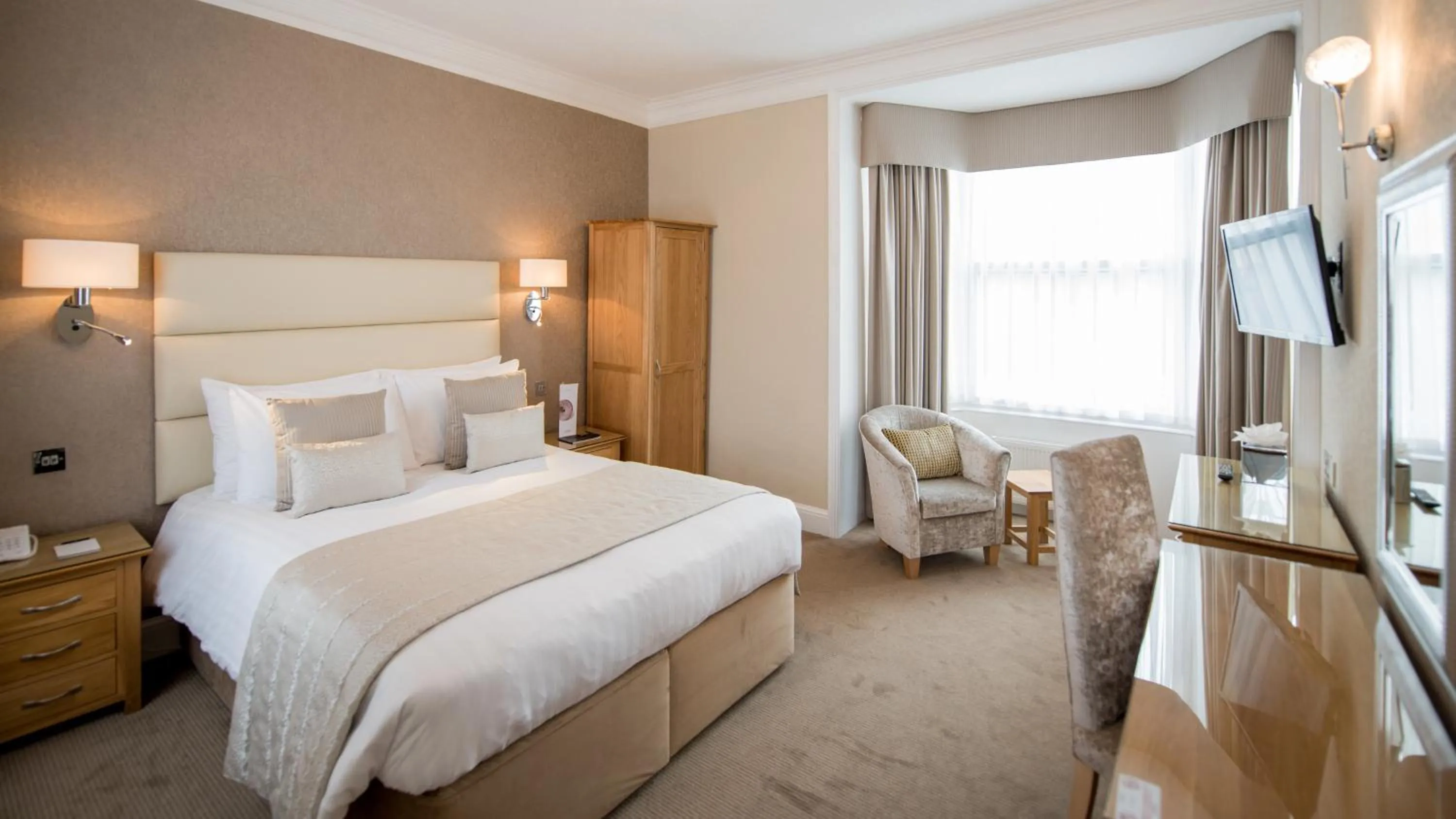 Bedroom, Bed in The Park Hotel