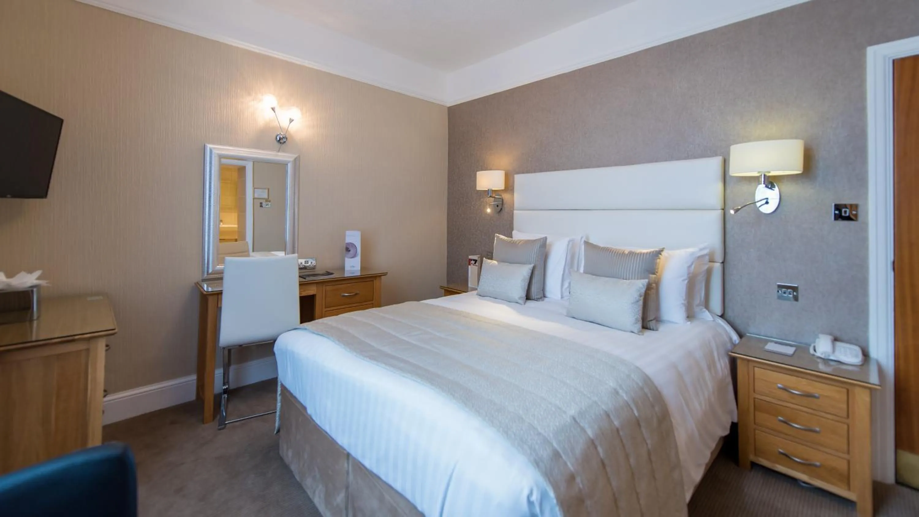 Bedroom, Bed in The Park Hotel