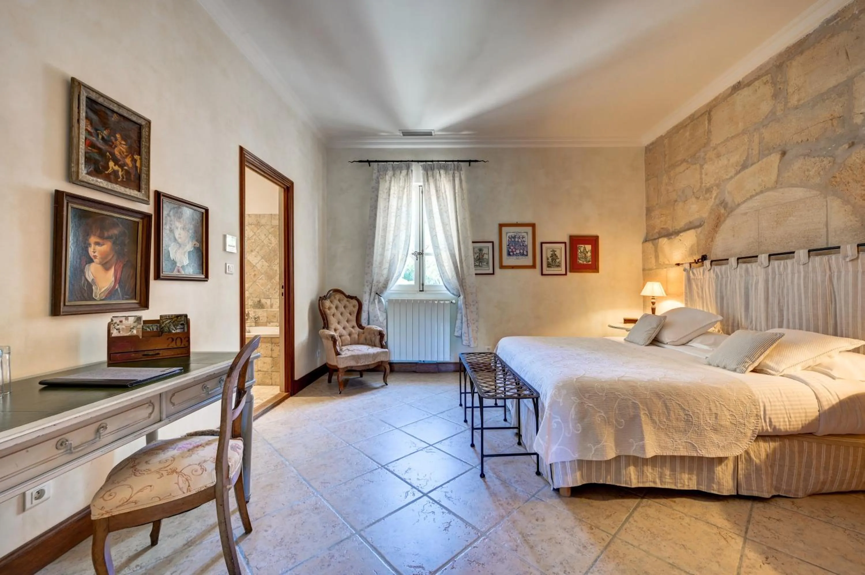 Photo of the whole room, Bed in Mas des Comtes de Provence