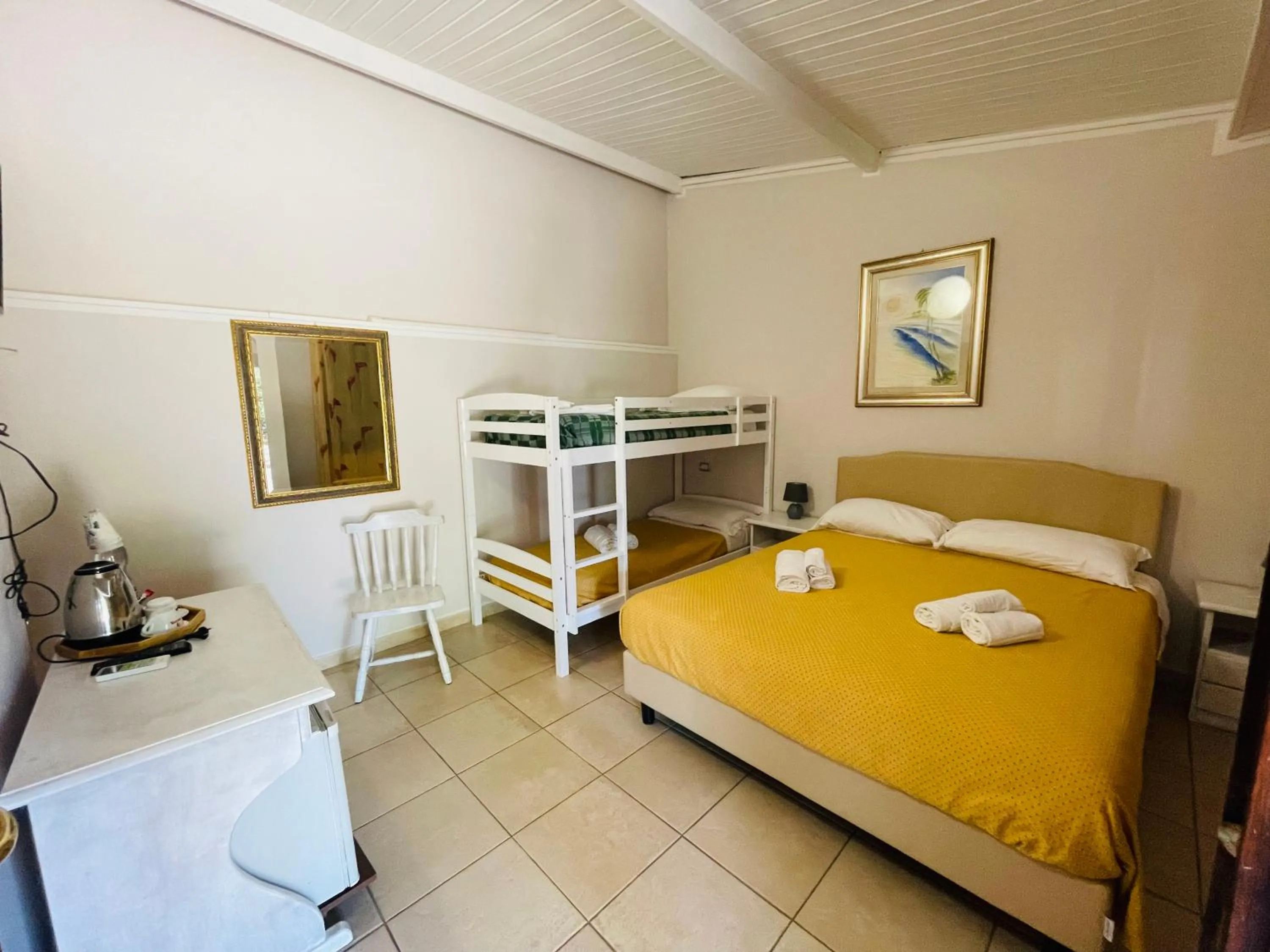 Bed in Albergo Hotel Villaggio Ristorante Tanit