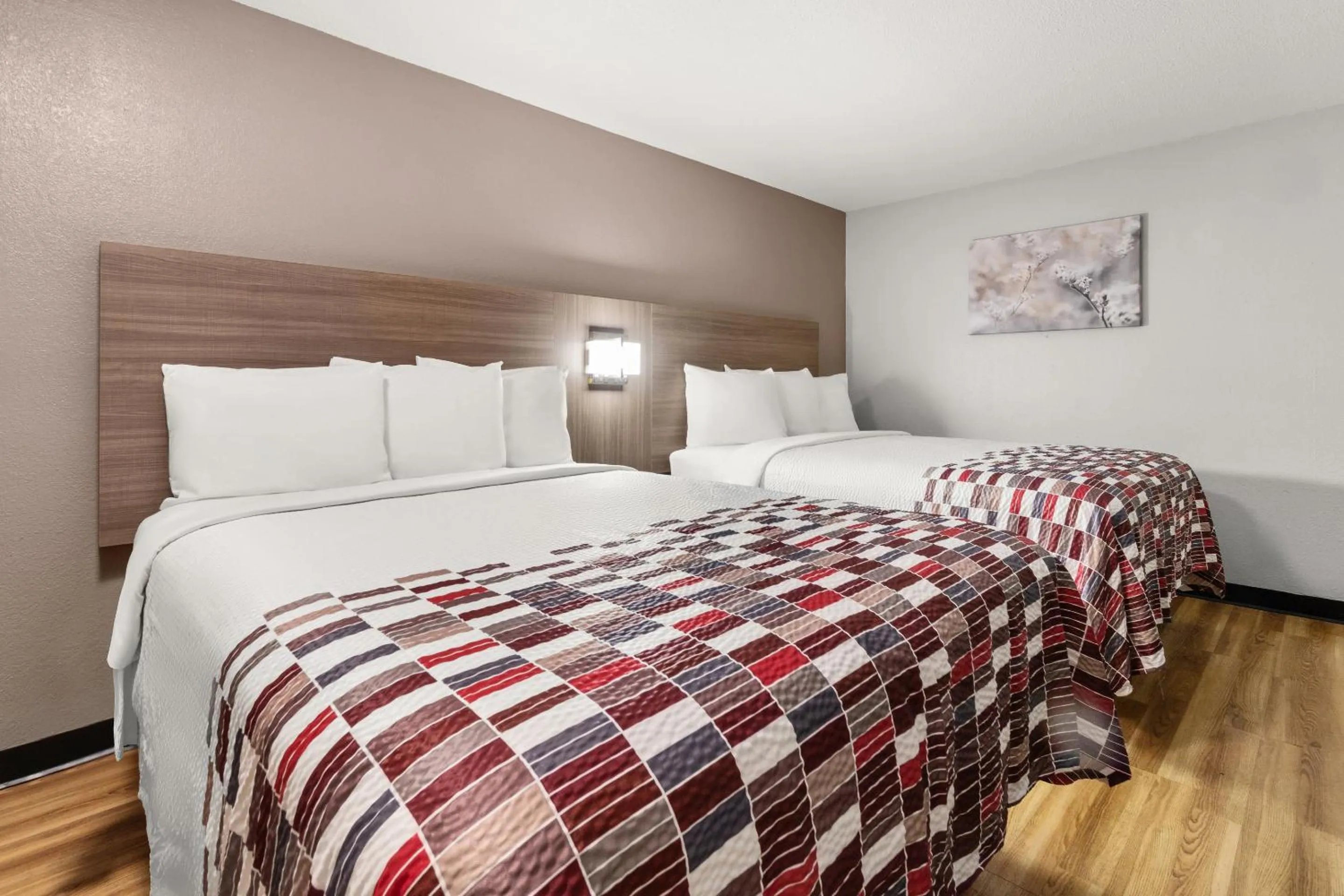 Photo of the whole room, Bed in Red Roof Inn Memphis - Graceland Airport