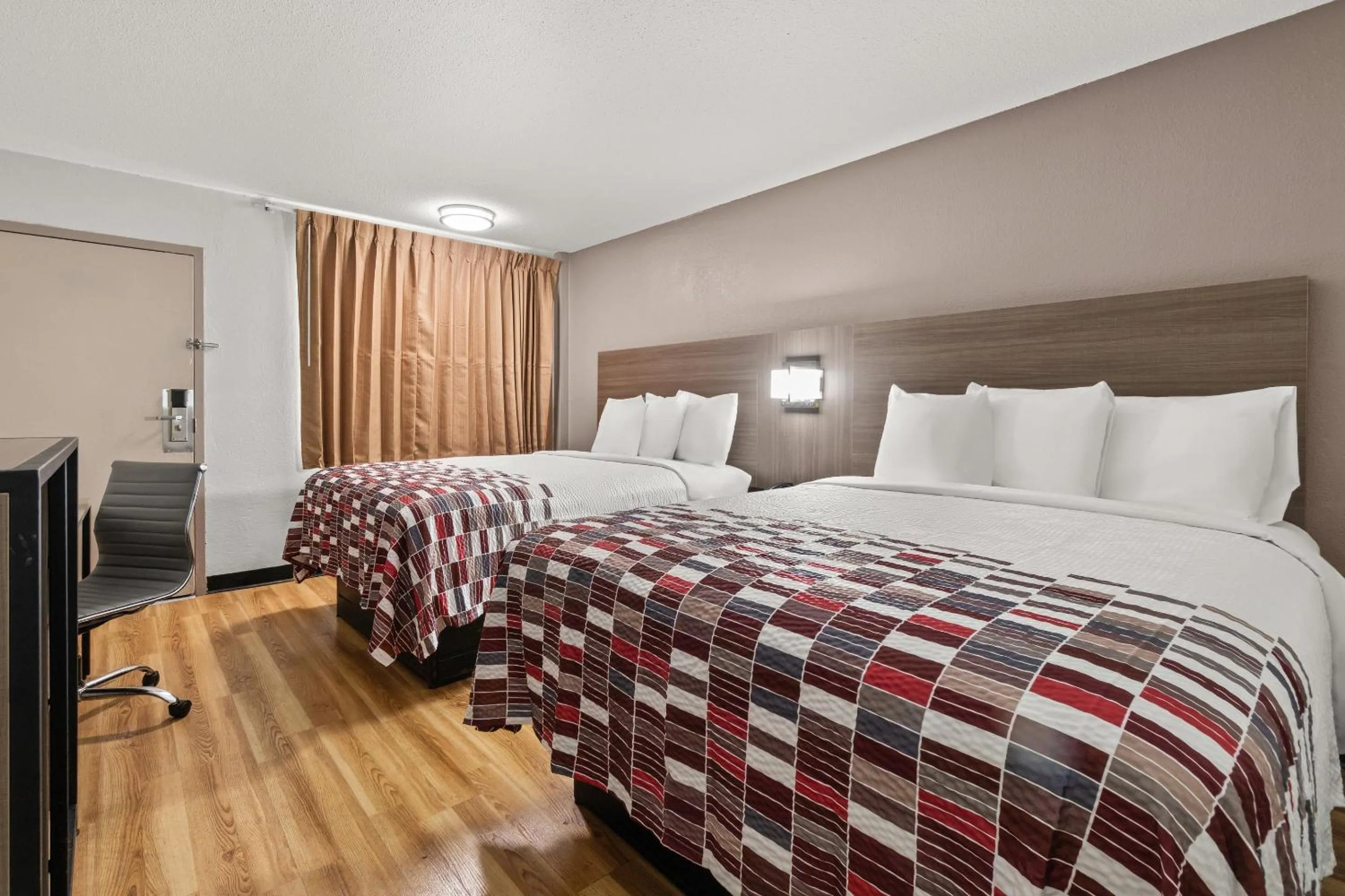 Photo of the whole room, Bed in Red Roof Inn Memphis - Graceland Airport