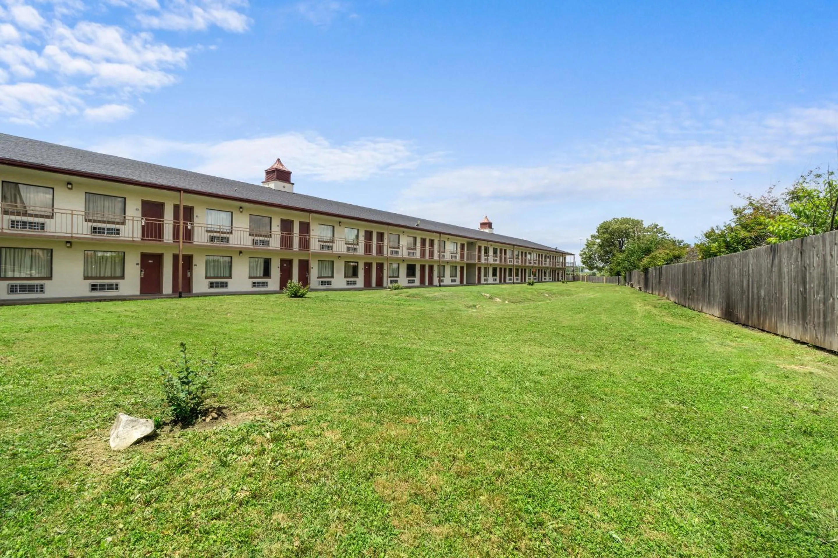 Inner courtyard view in Red Roof Inn Memphis - Graceland Airport