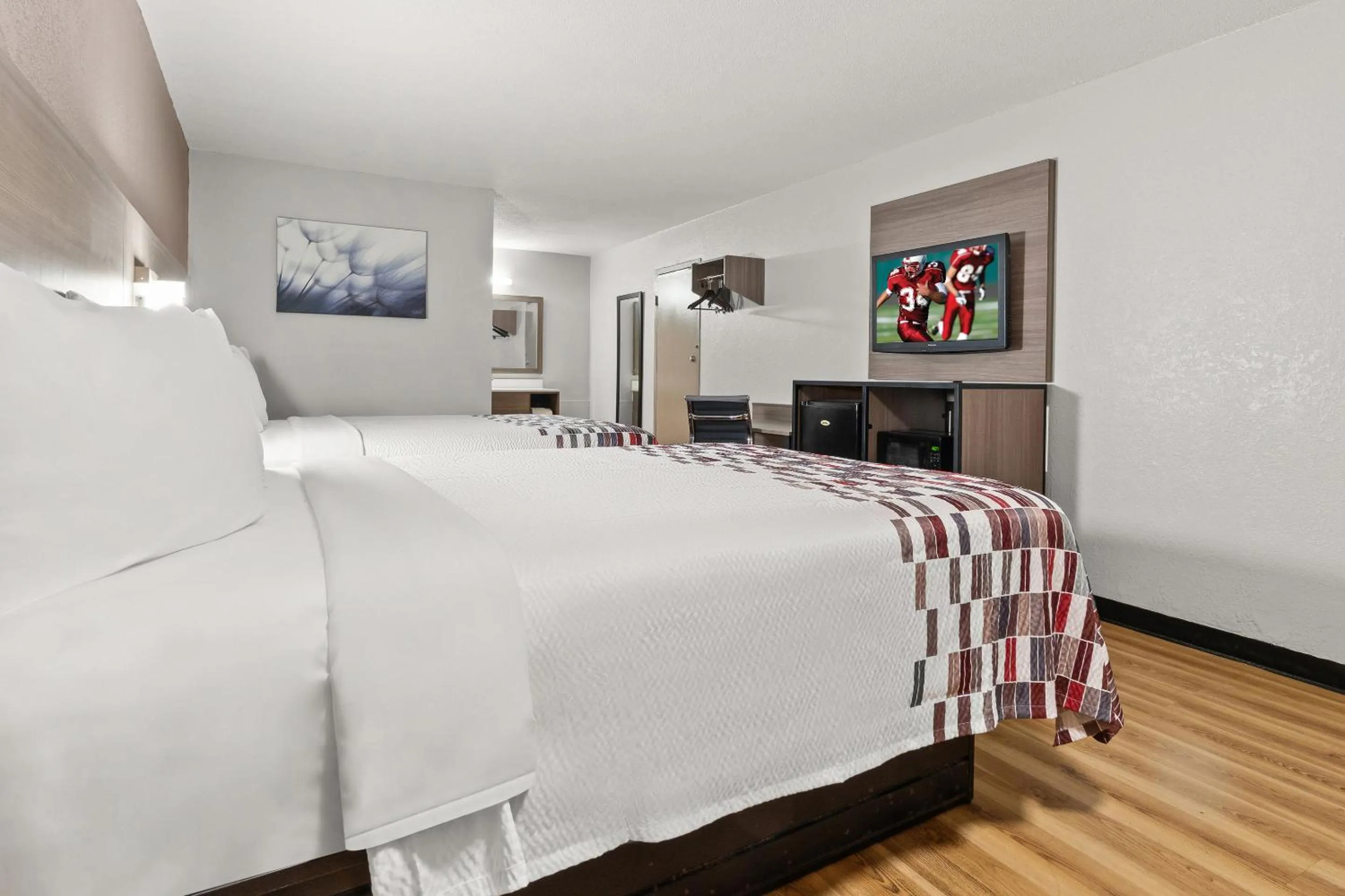 Photo of the whole room, Bed in Red Roof Inn Memphis - Graceland Airport