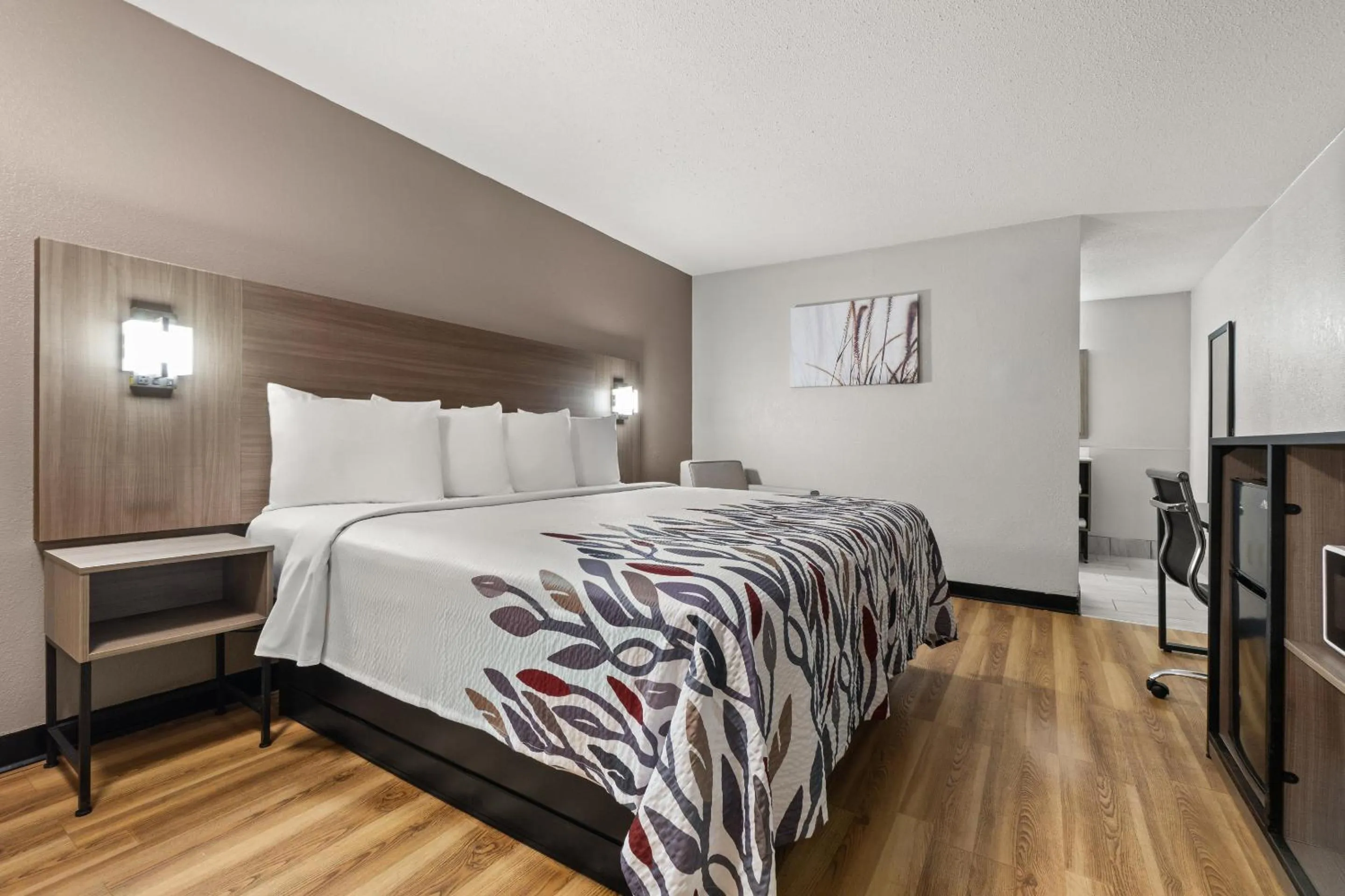 Bedroom, Bed in Red Roof Inn Memphis - Graceland Airport