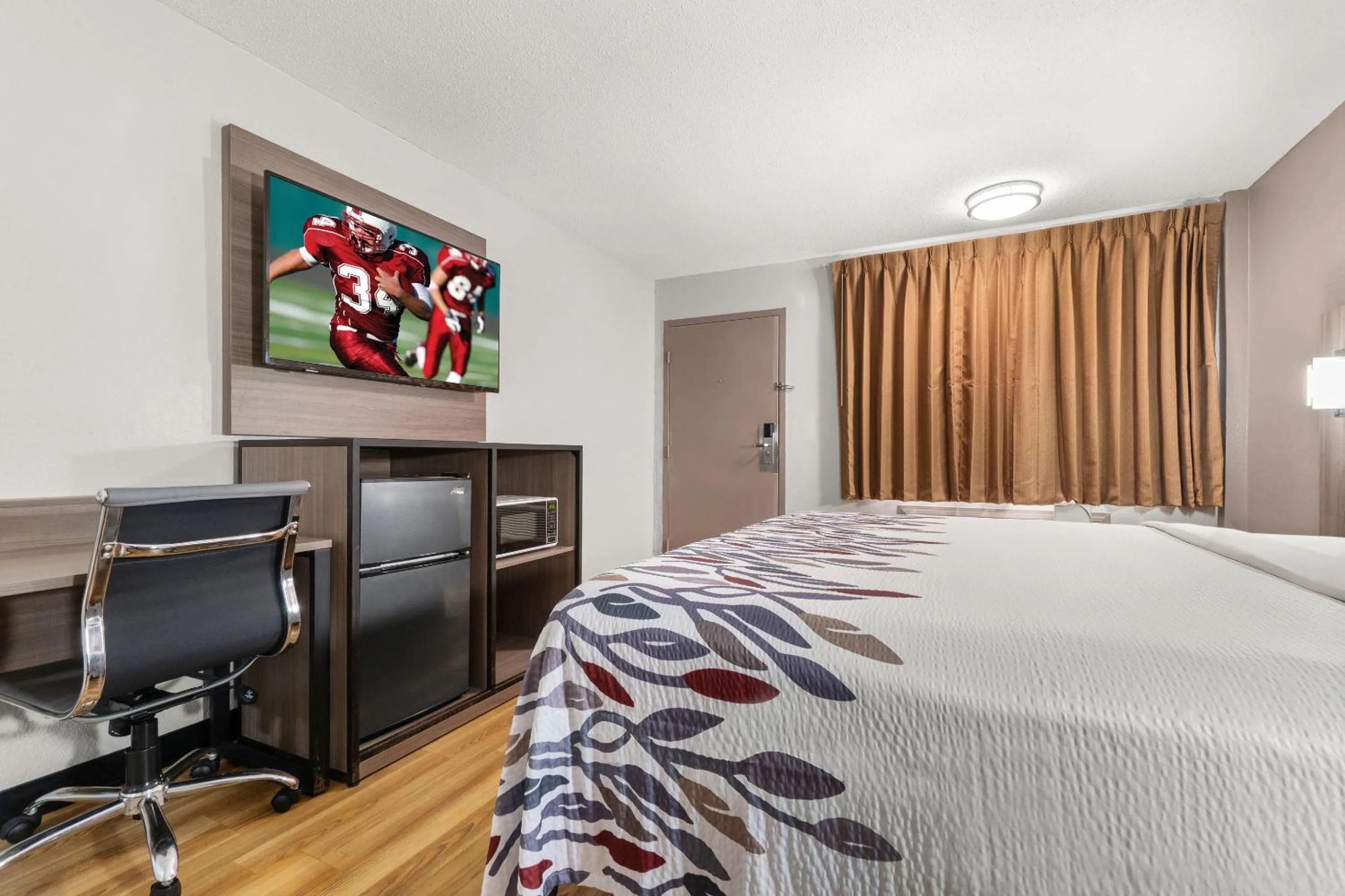 Bedroom, Bed in Red Roof Inn Memphis - Graceland Airport