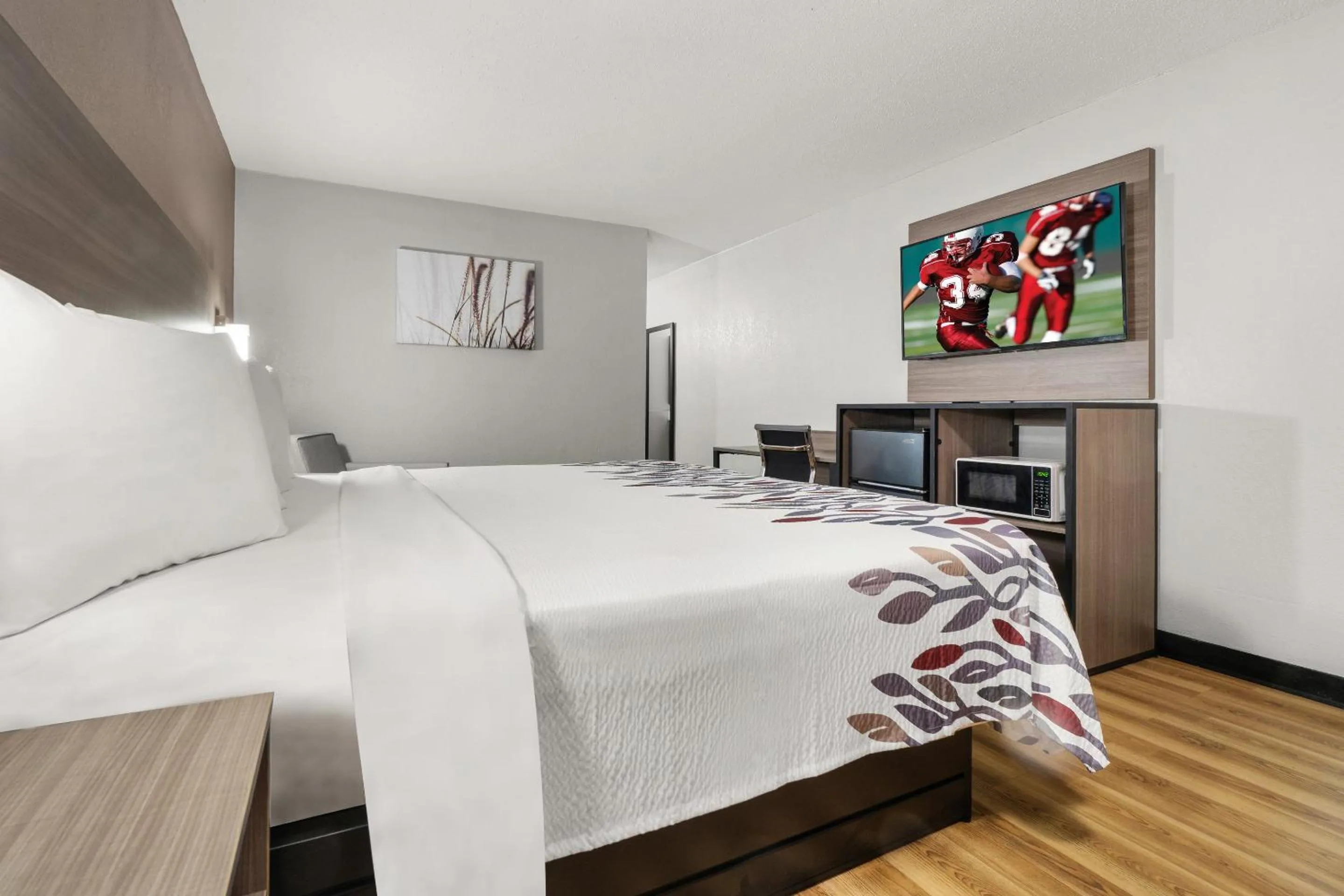 Bedroom, Bed in Red Roof Inn Memphis - Graceland Airport