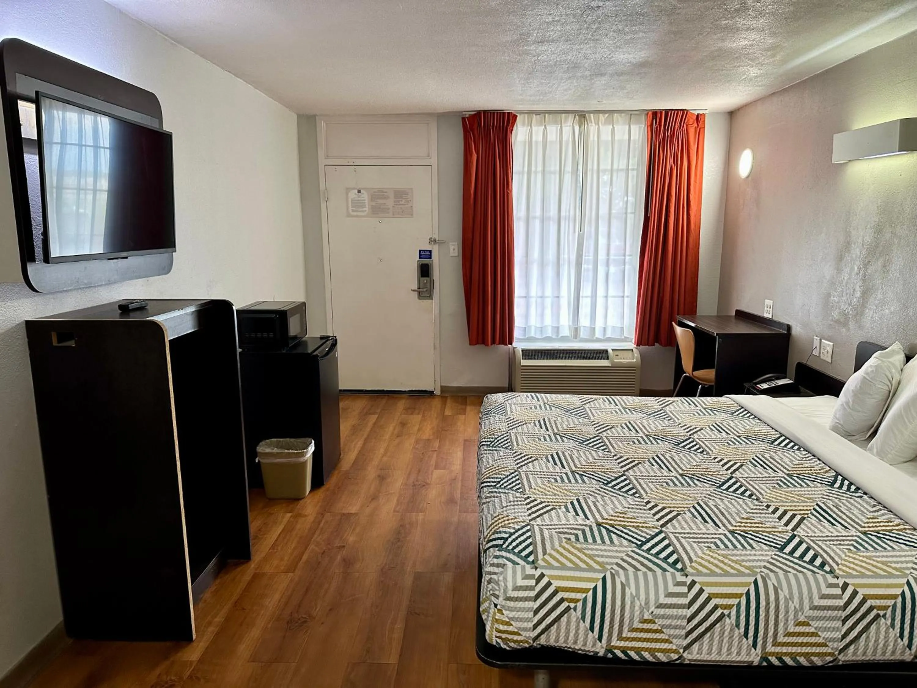 Photo of the whole room, Bed in Motel 6-West Monroe, LA