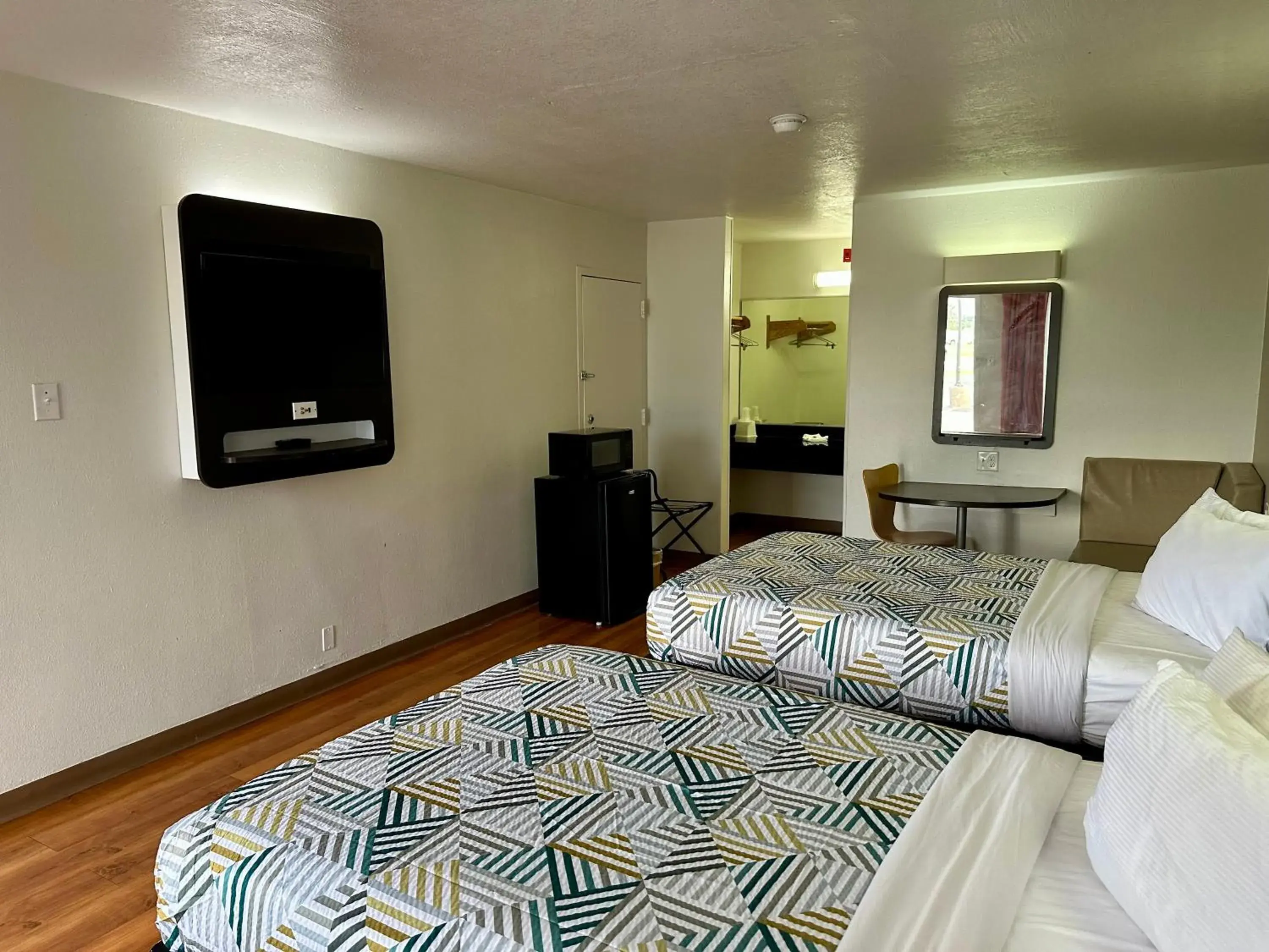 Quadruple Room - Non-Smoking in Motel 6-West Monroe, LA Quadruple Room - Non-Smoking in Motel 6-West Monroe, LA